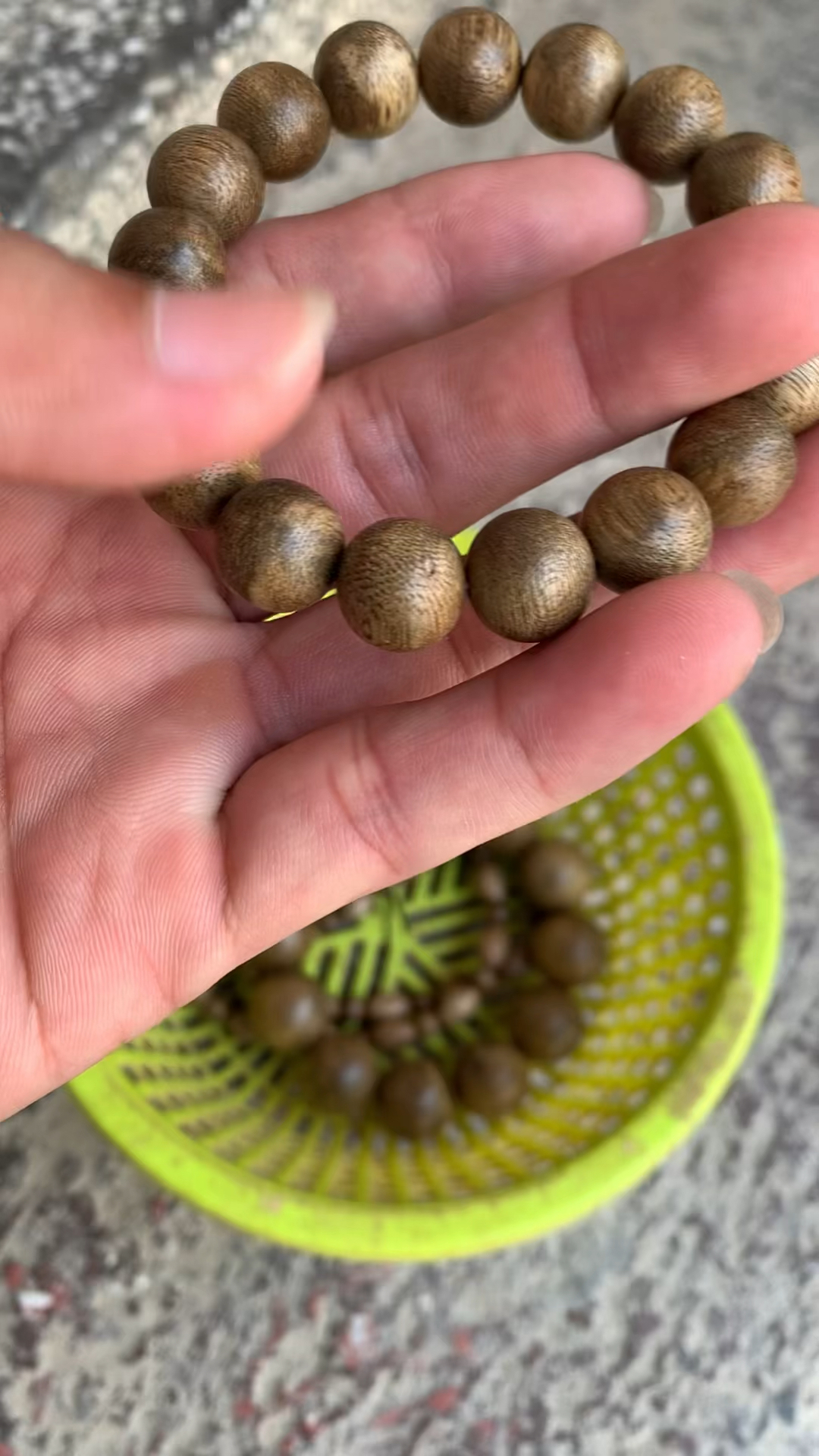天然虫漏沉香手串,没抛光没打蜡-度小视