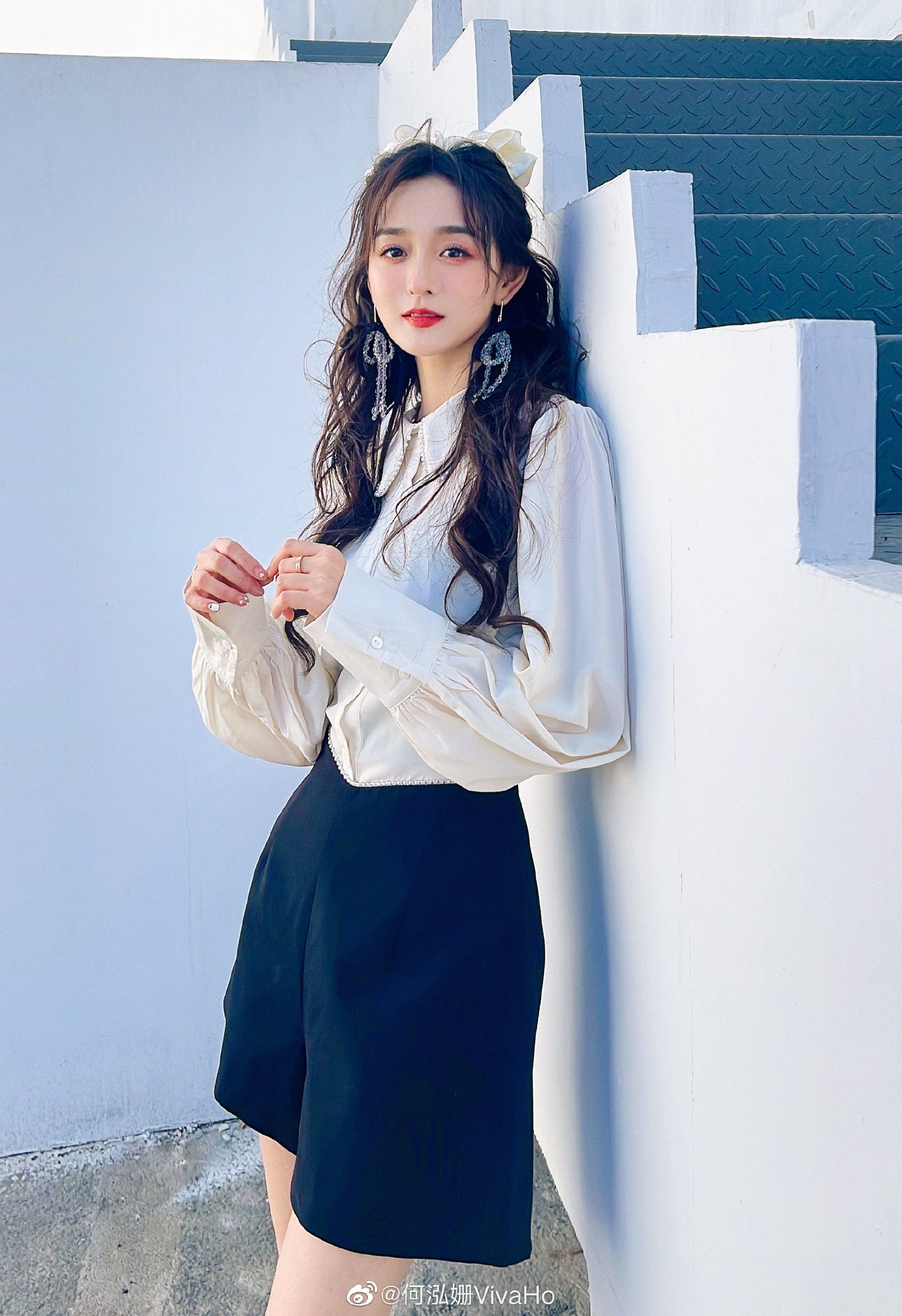 何泓姗蝴蝶结发型写真,俏皮甜美可爱!