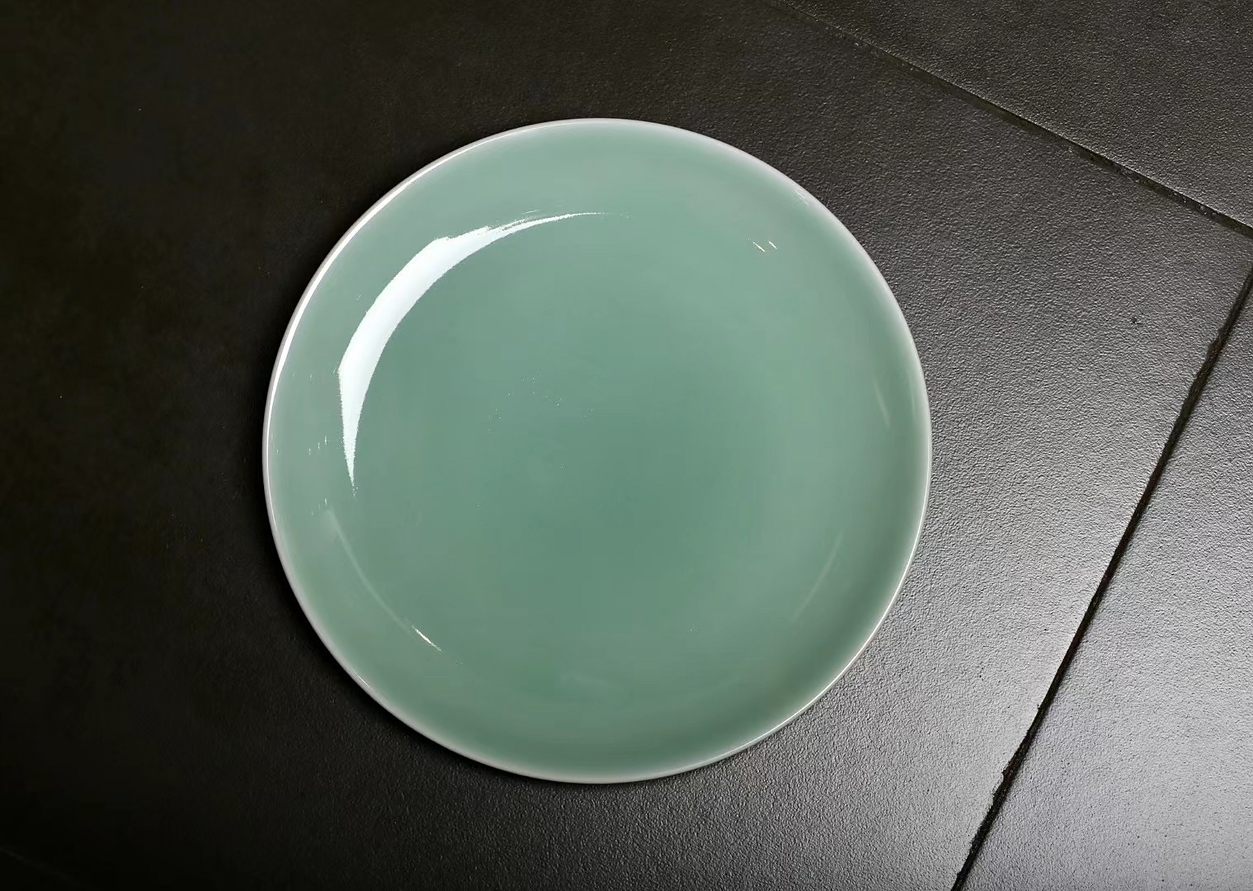 晓芳窑豆青釉瓷器盘子02是蔡晓芳先生为寒舍食谱96特别设计的