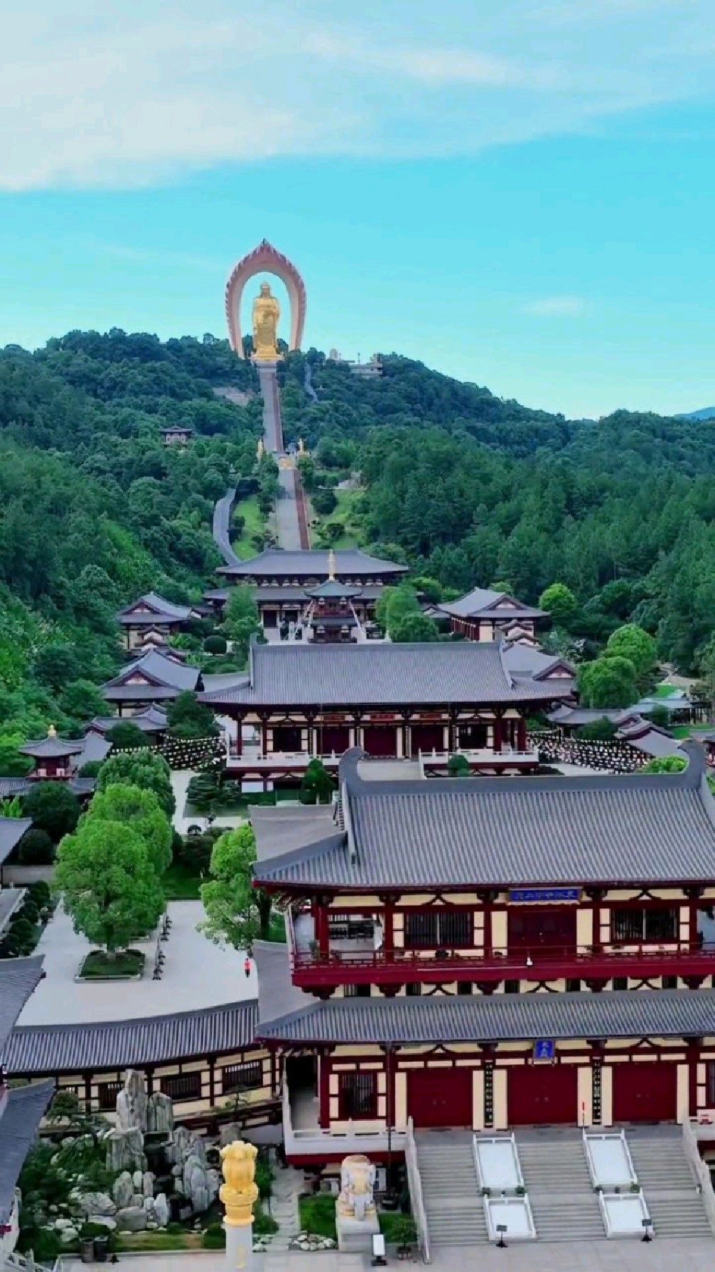 东林大佛位于中国江西省庐山市温泉镇的庐山山麓,占地3300亩,是净土宗