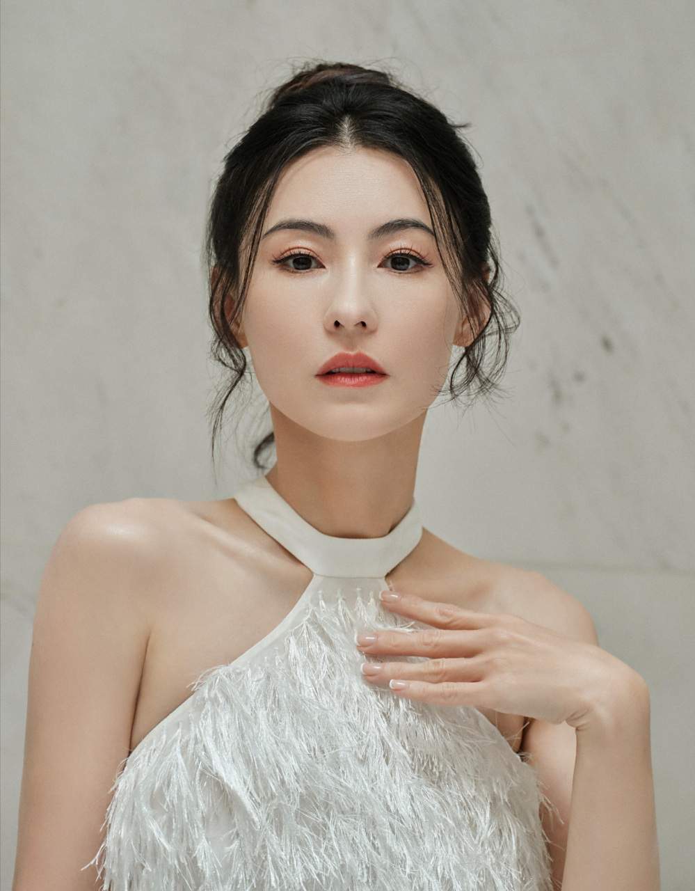 张柏芝白色挂脖羽毛长裙美图