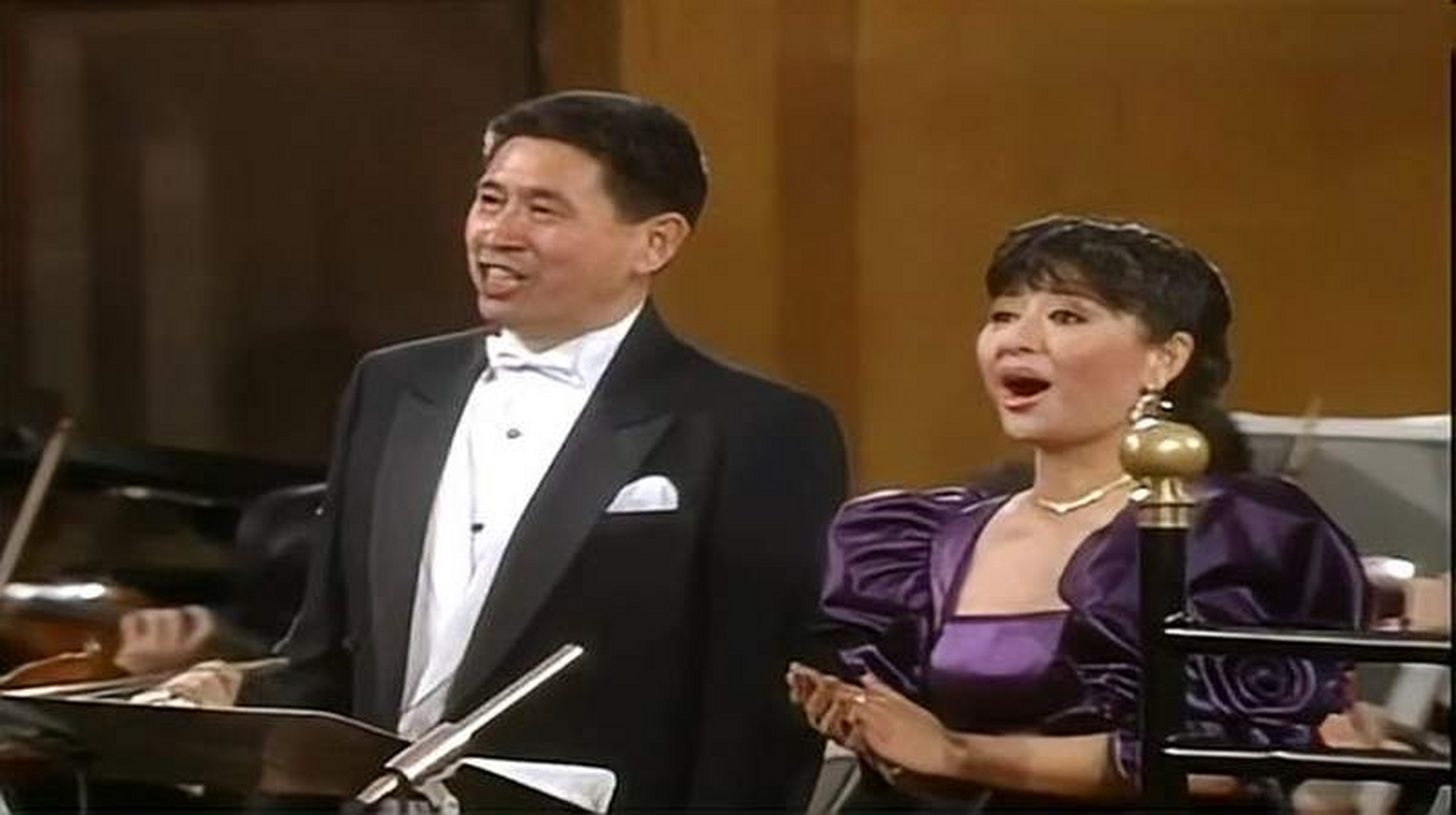 这对夫妻看起来是那么的和谐,但是在结婚当晚,殷秀梅忽然对程志说:"