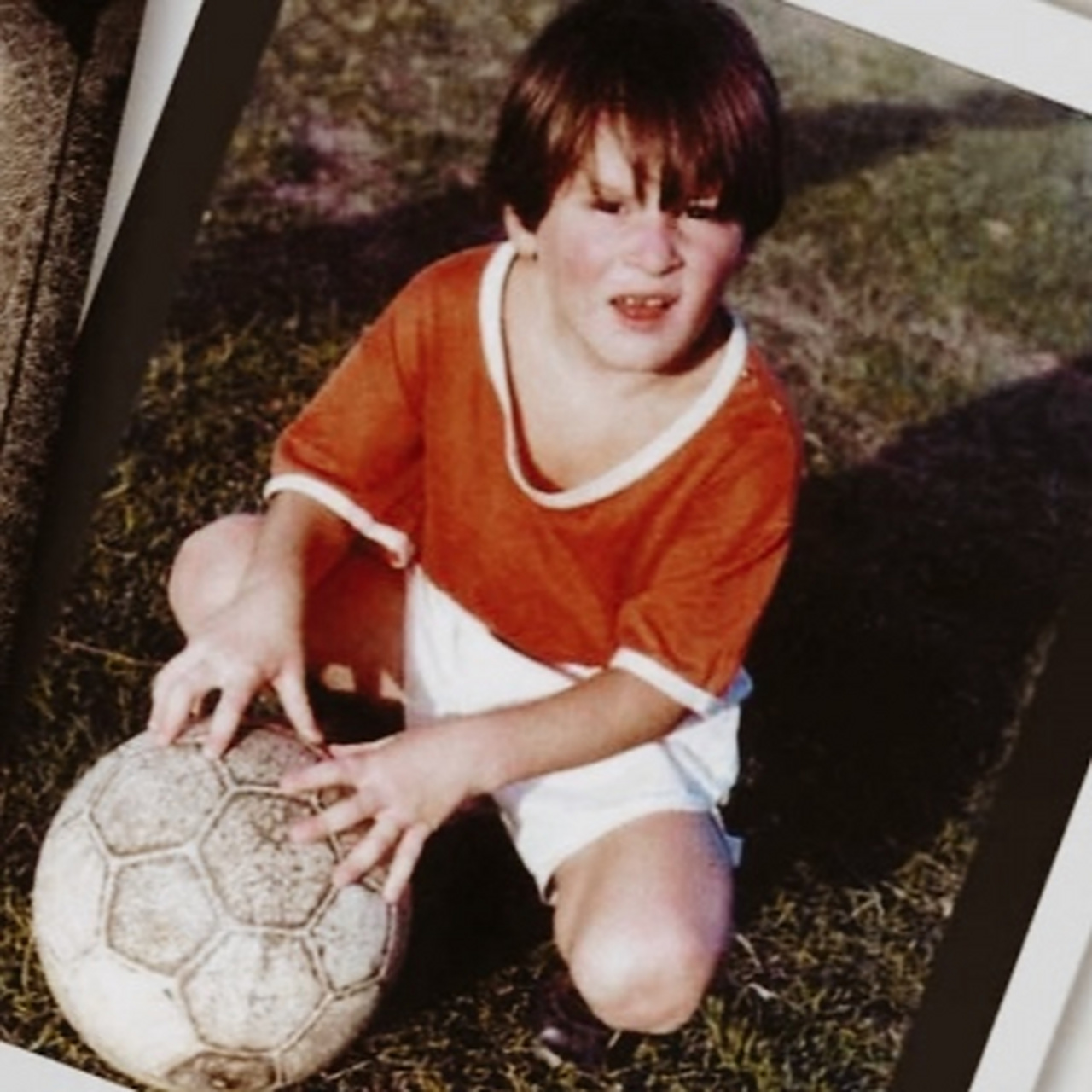 在梅西小时候,无一例外,每周到了周日这天,梅西都会来到外祖母家中,和