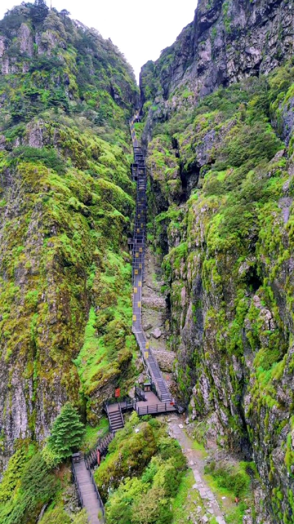 轿子雪山一线天悬崖峭壁美不胜收