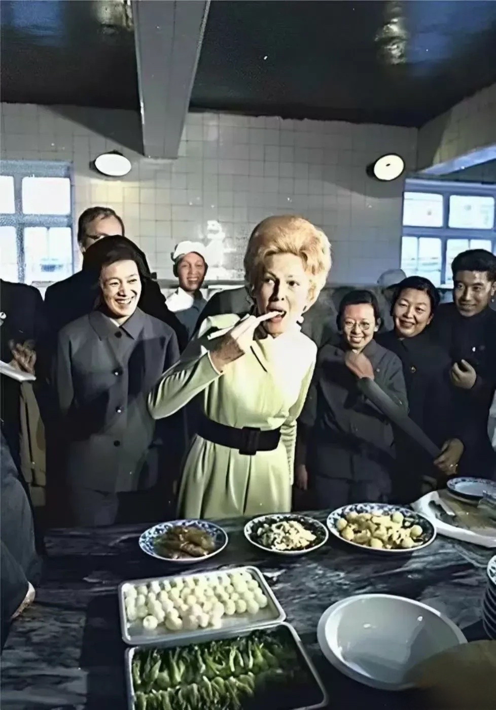 尼克松夫人拿着筷子品尝中国美食的照片