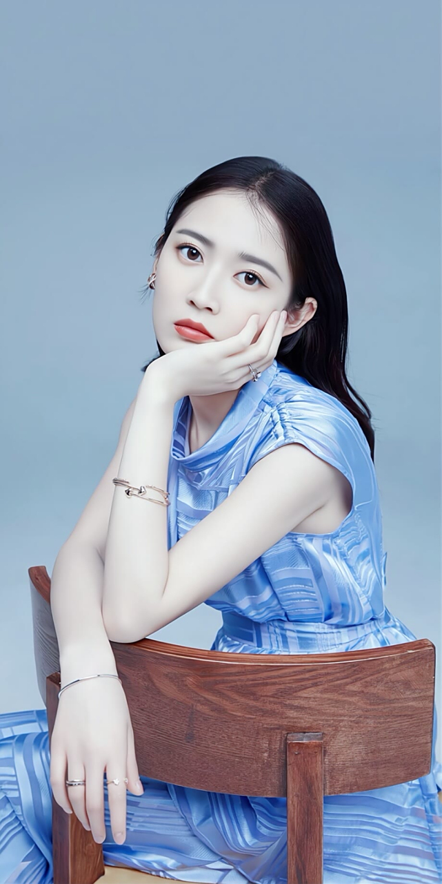 陈钰琪# #明星# #时尚穿搭#  陈钰琪纯天然妈生脸,五官立体精致,原