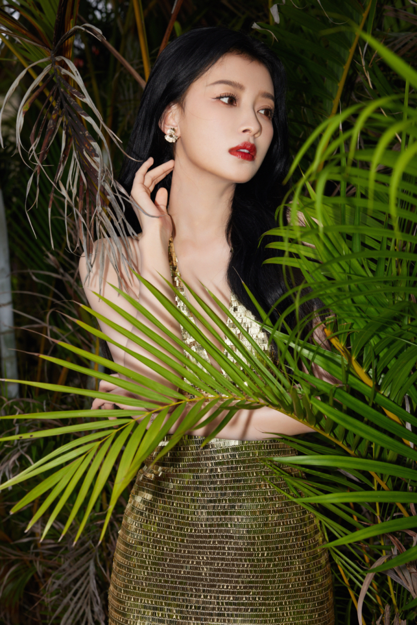 孙怡鎏金露背礼裙