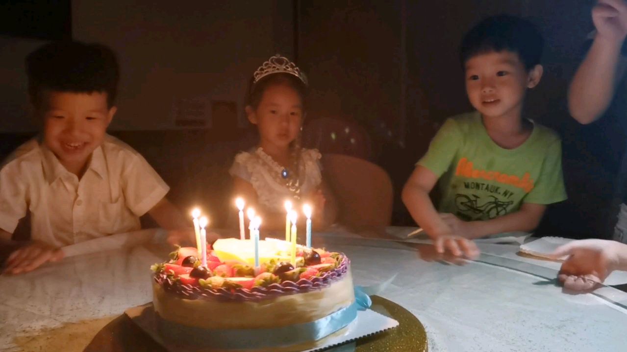 可爱女孩和爸爸同一天生日,可以省一个蛋糕