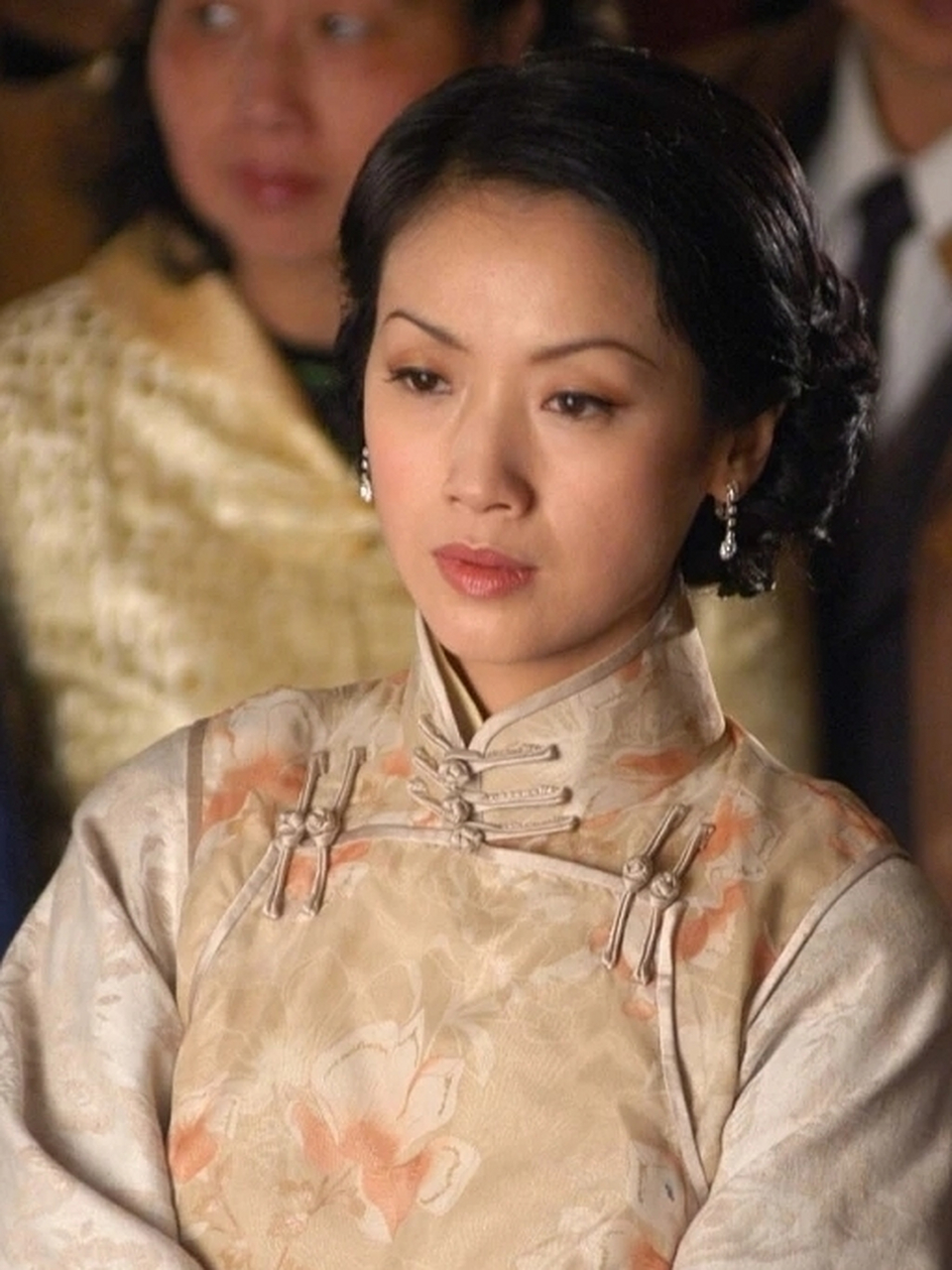 吴倩莲的五官匀称,量感小,整体适中,会均匀地分散你