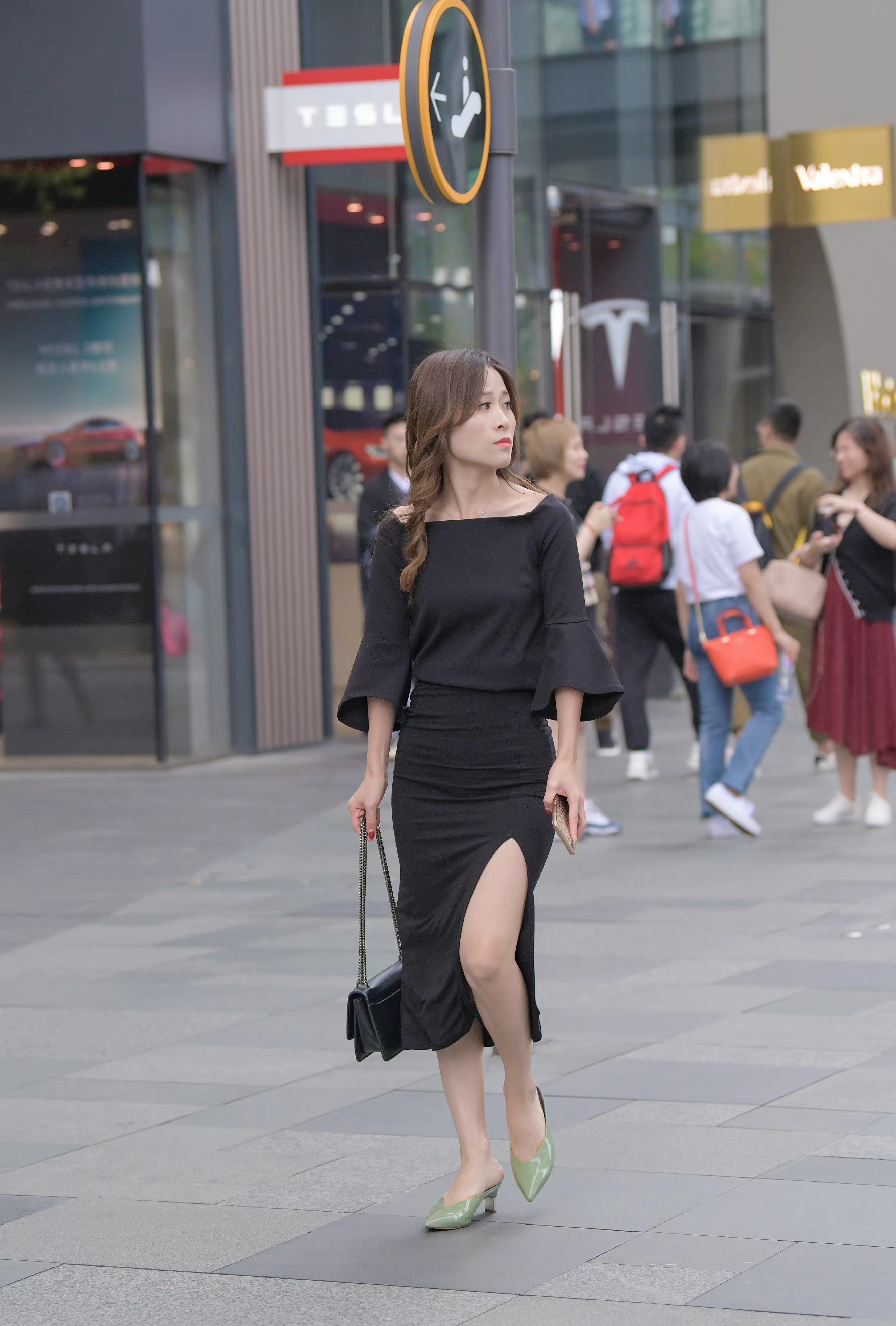 开叉裙能恰到好处地露出女人的美腿,性感迷人又时尚