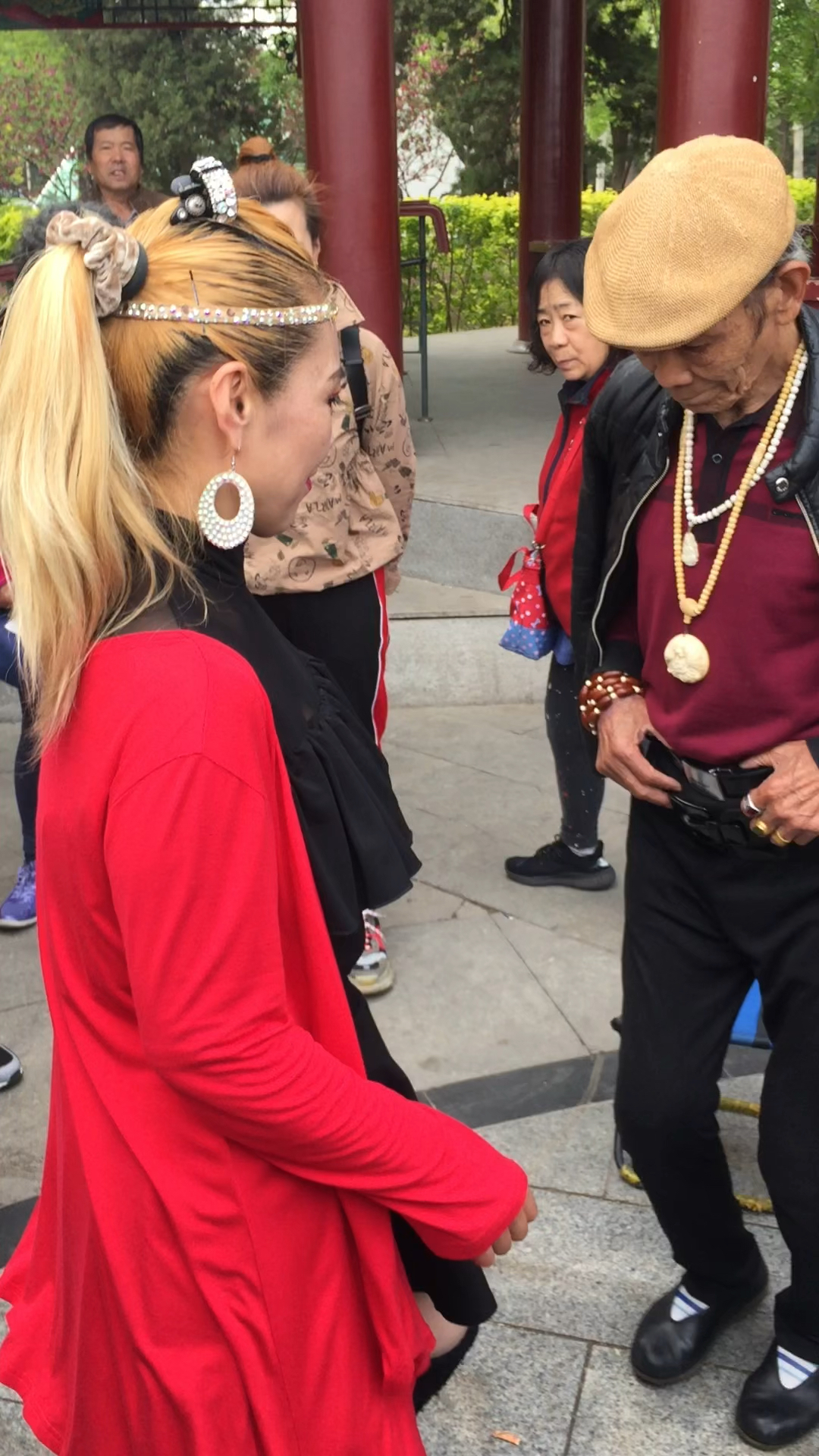天津张大爷和美女共舞