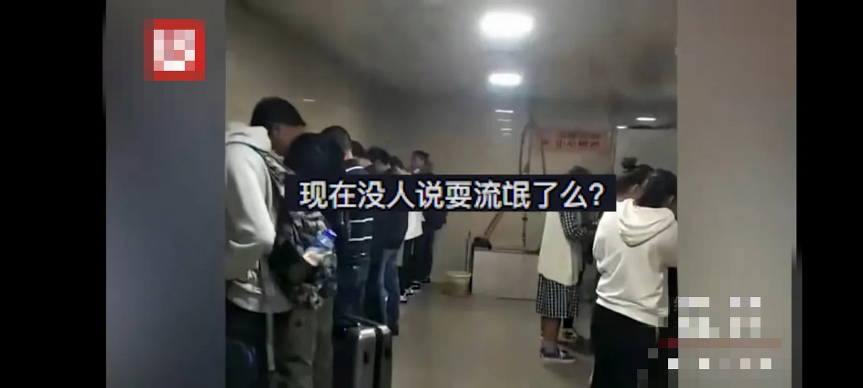 "男女混厕,竟背对背上厕所,双方互不打扰,互不尴尬!