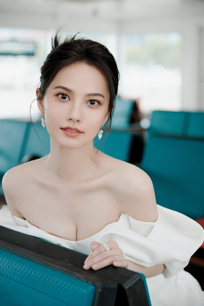 姜佩瑶# 一袭白色抹胸溜肩连衣裙,肤白貌美的容颜,白皙水嫩的肌肤