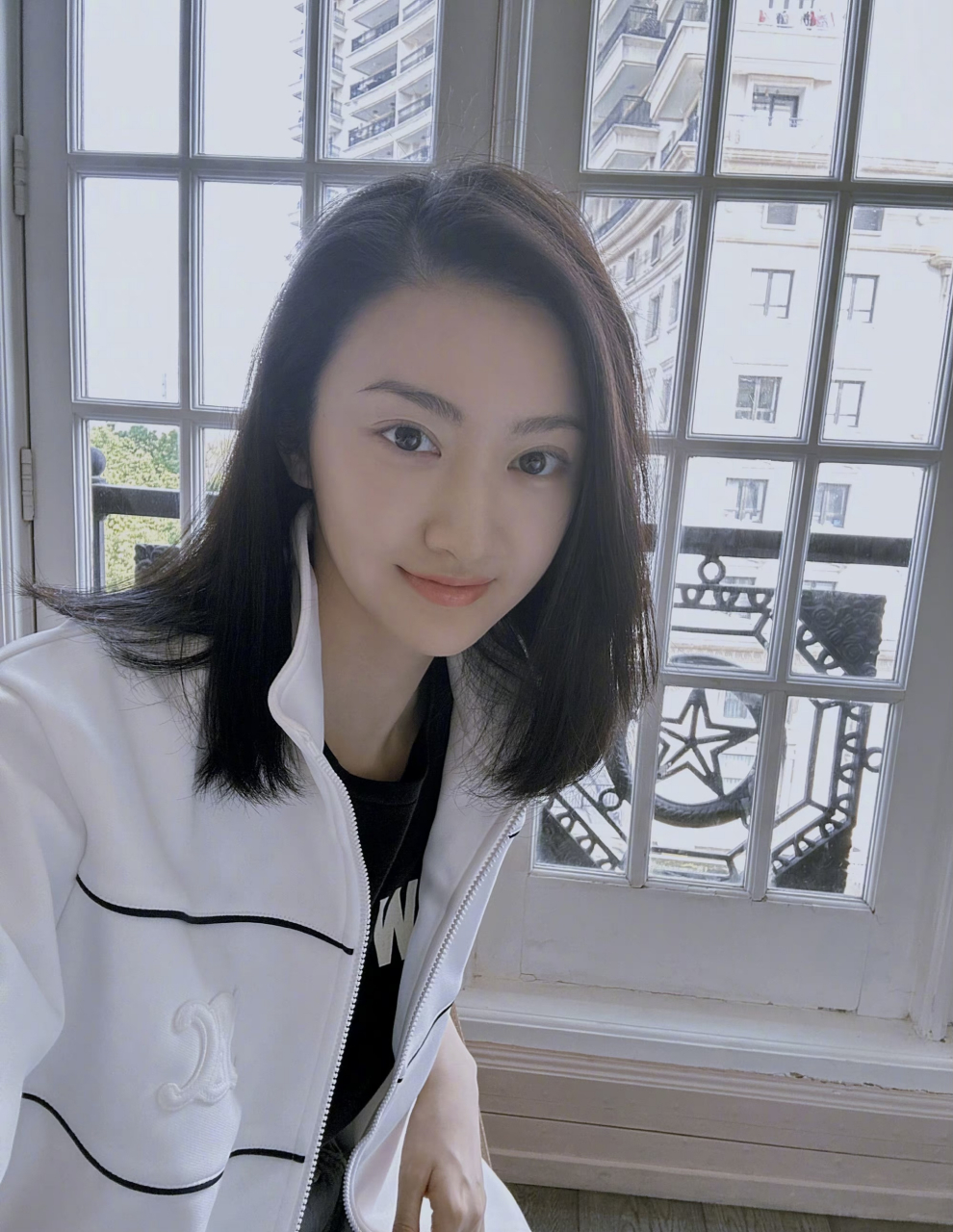 景甜素颜自拍图,看起来状态不错啊!