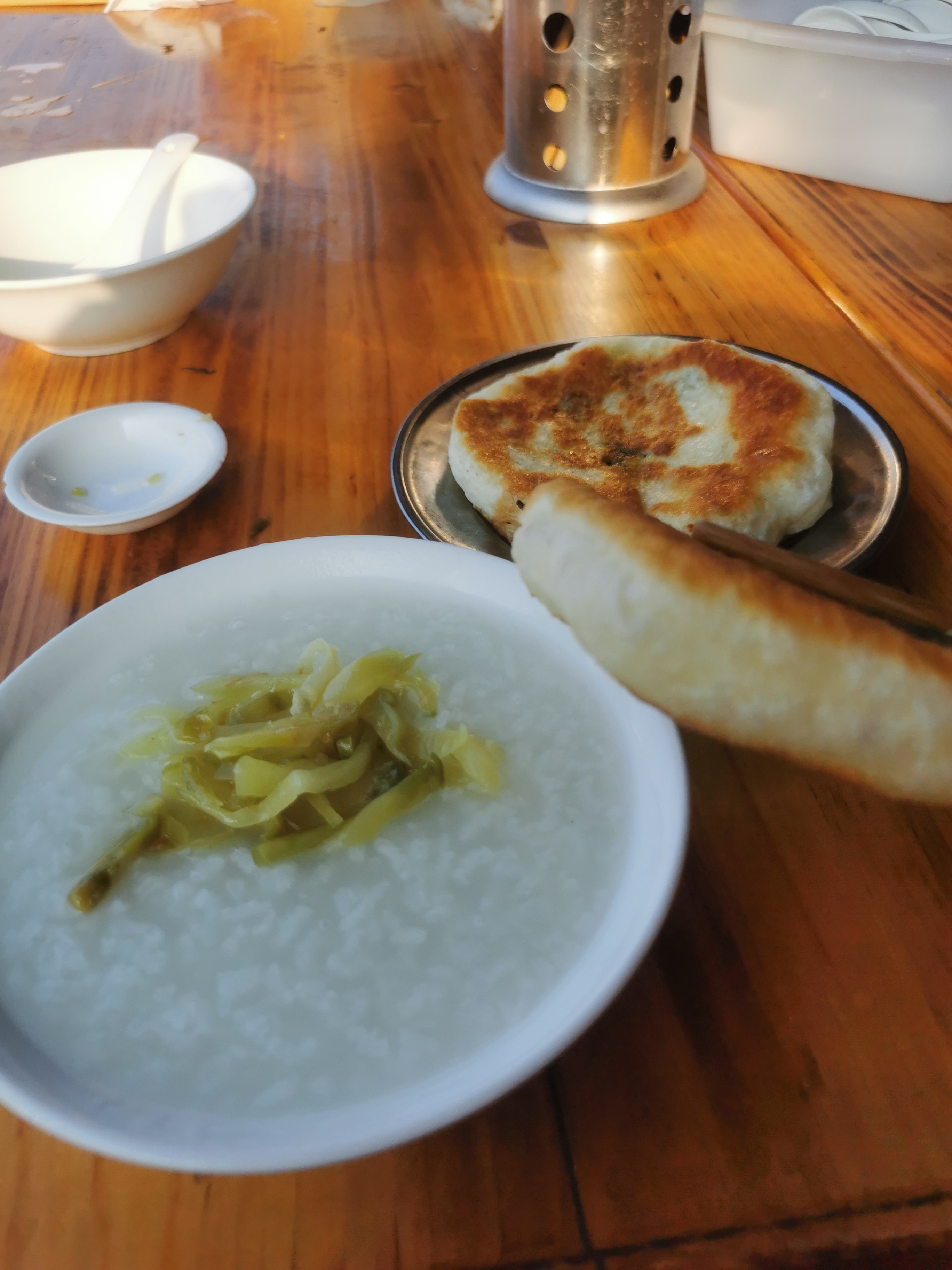今日份早餐分享公司门口早餐店白粥一碗韭菜盒子2个大快朵颐的吃