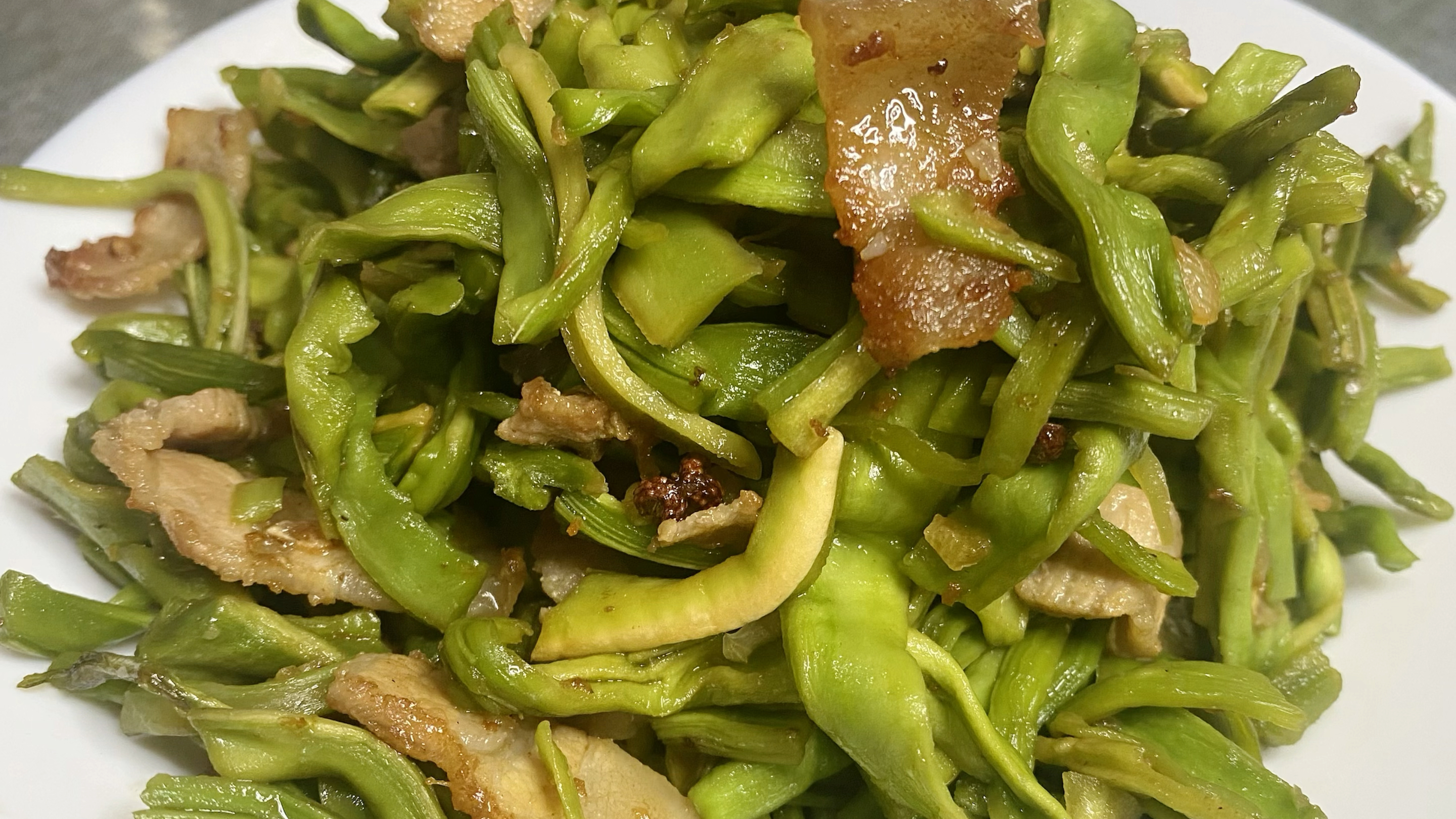 嘎嘎脆的五花肉炒贡菜,太好吃啦!好吃不油腻,超级下饭!