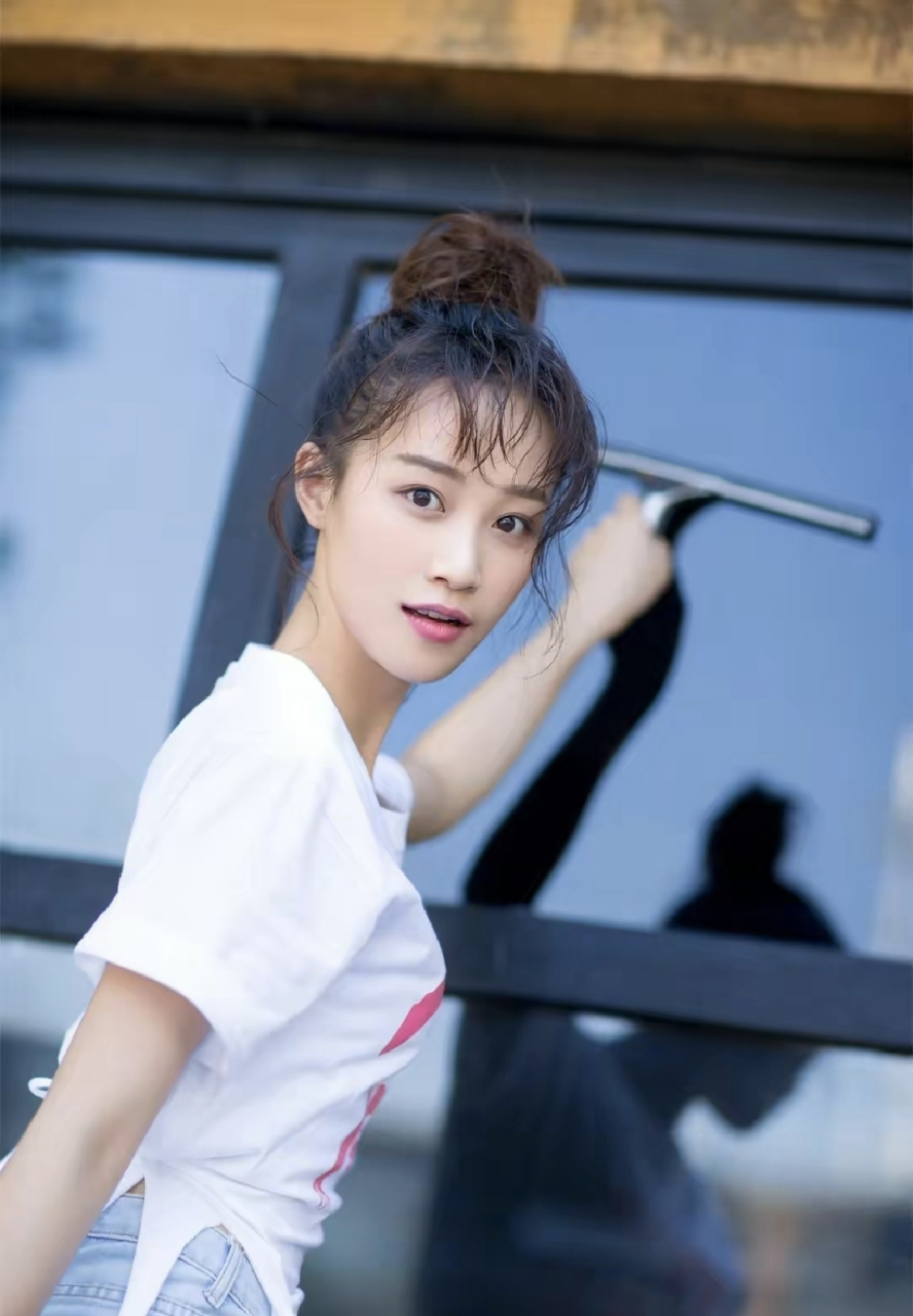 网友:蓝盈莹刚出道并没有苦相,短发帅气又张扬性感中带着霸气又很阳光