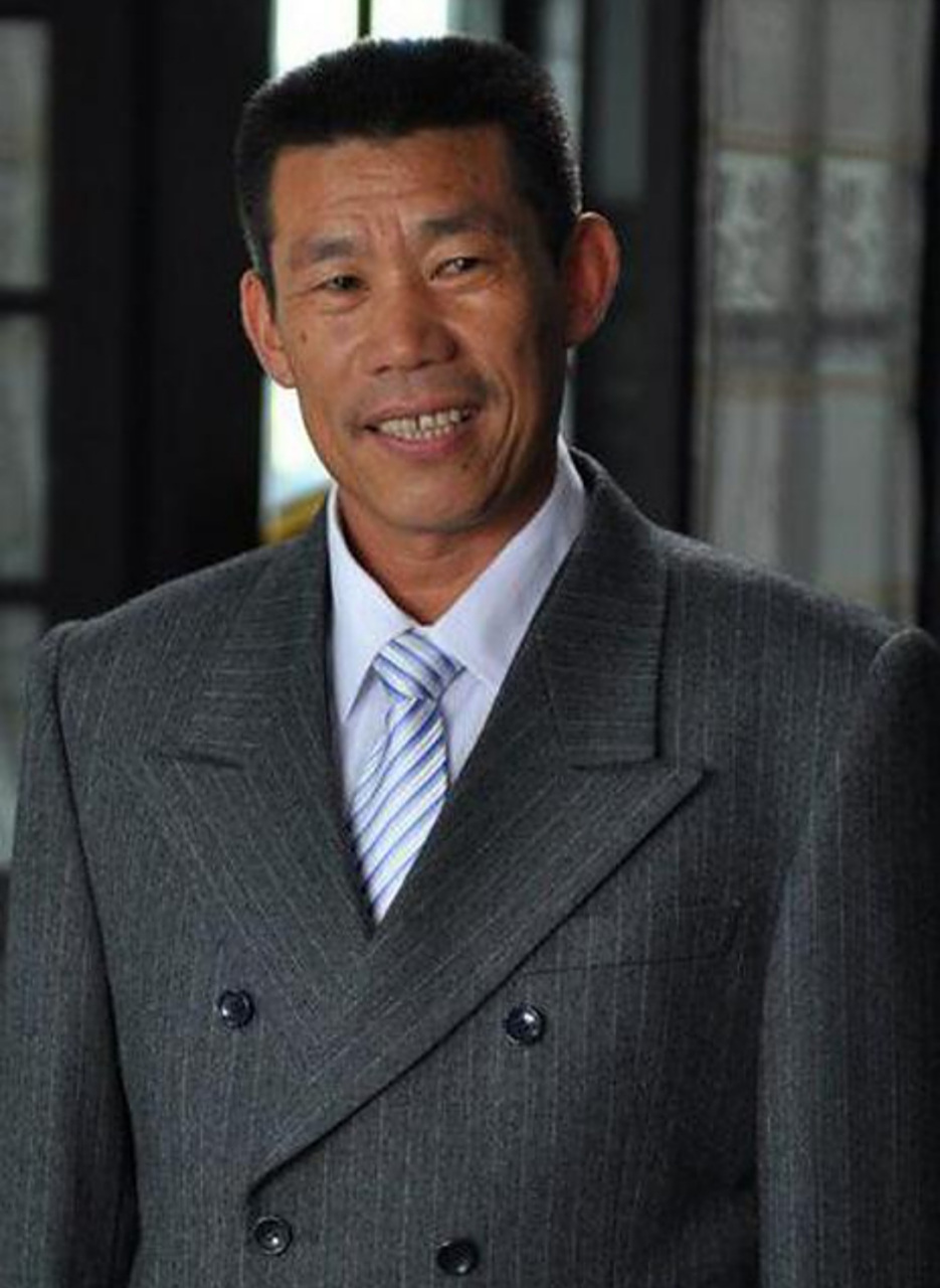 演员杨清文原先是亮剑剧组的司机,导演想找一个会说日语的演员,结果喊