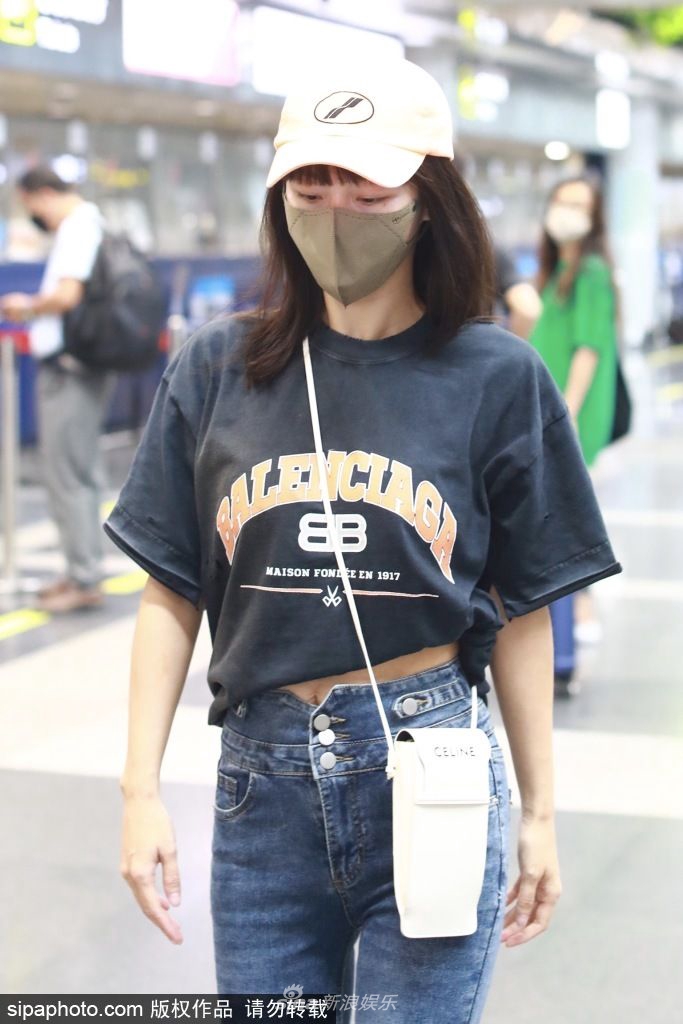 组图：张嘉倪灰色T恤搭配牛仔裤现身 休闲造型简约舒适