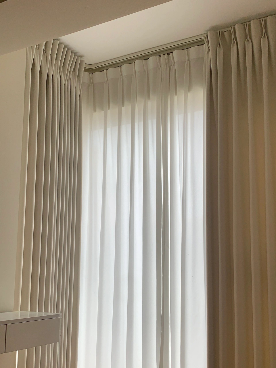 能劝一个是一个 跟我家一样没有预留窗帘盒的,顶装轨道做遮轨 拉动顺