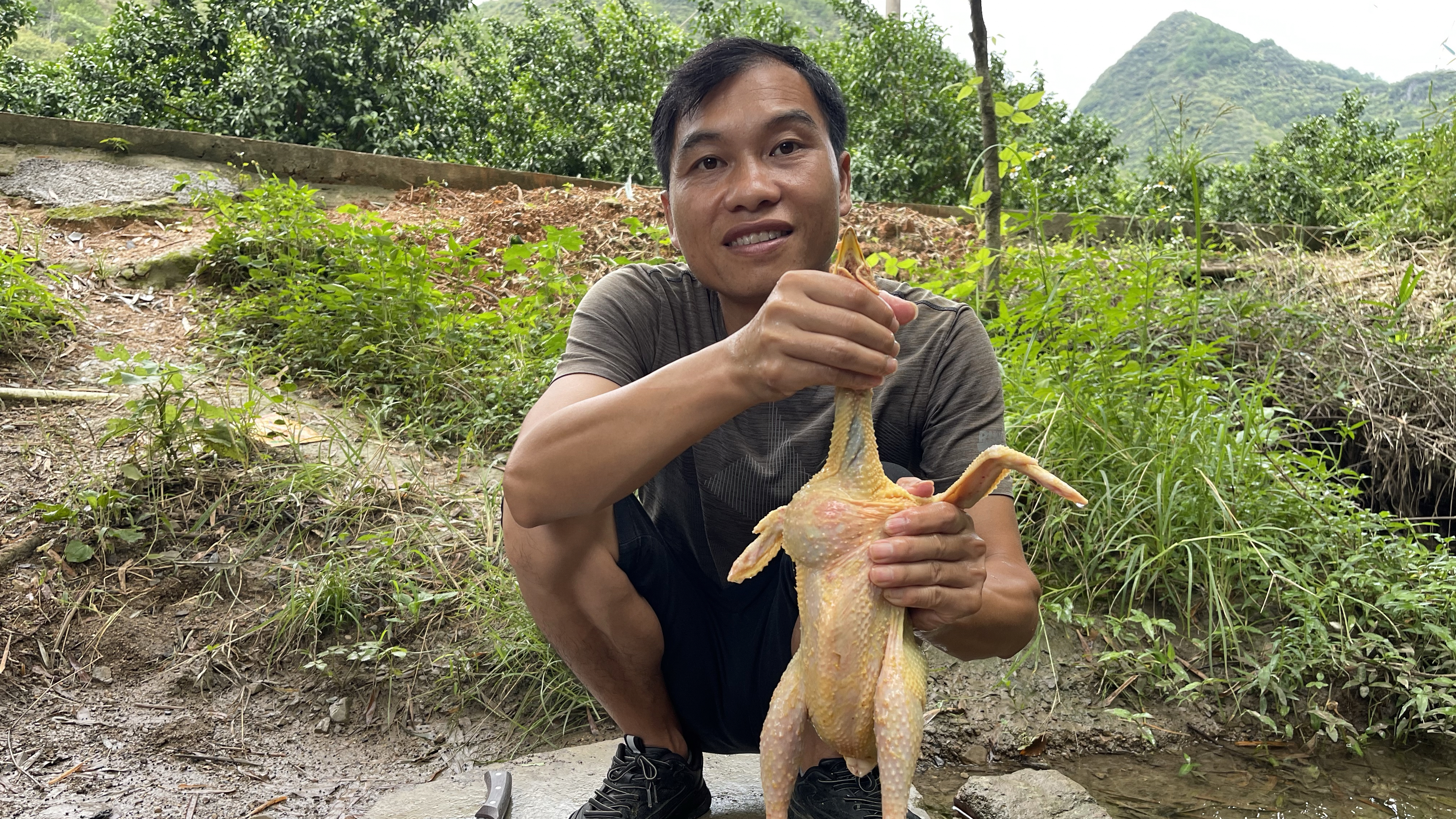 漂亮堂妹要回广东了,炮哥立马去抓了一只土鸡杀,真霸气