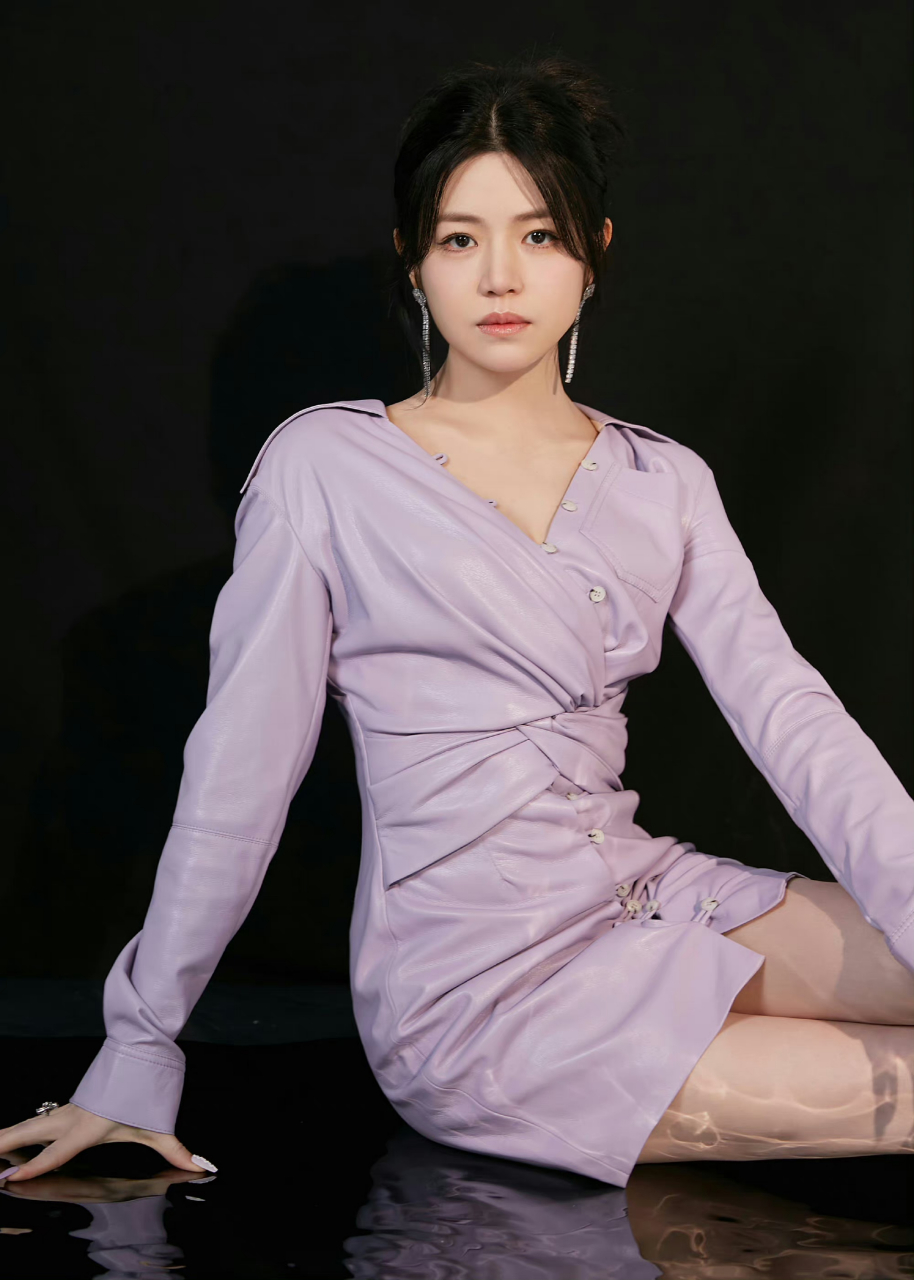 最重要发现陈妍希越来越有少女感了.