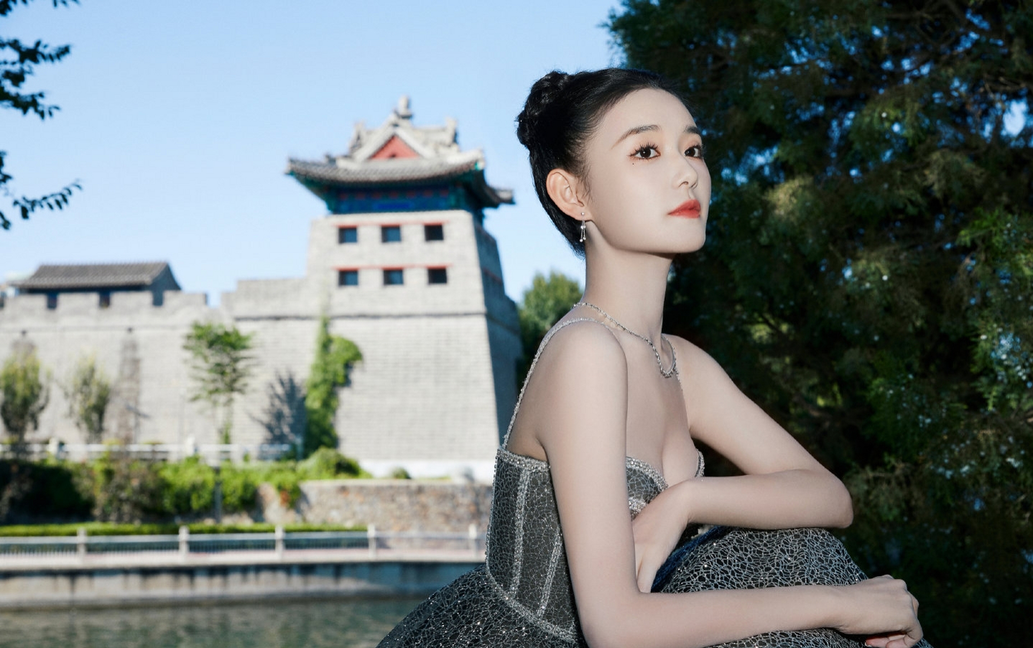 蒋依依的妆容逐渐变得成熟妩媚,不再是那个纯真青涩的小女孩.