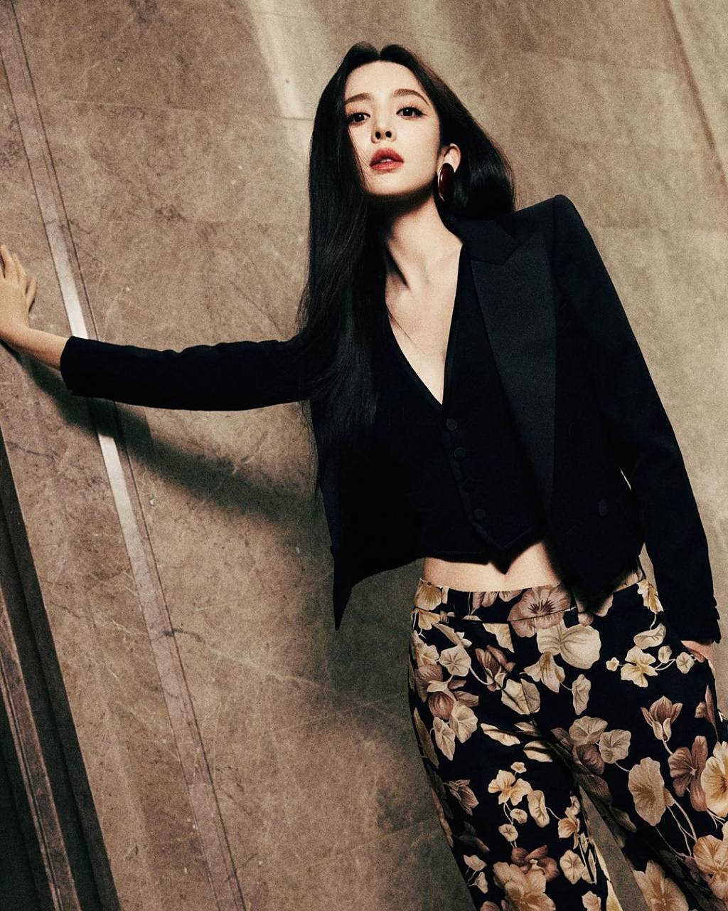 古力娜扎给ysl拍的广告片. v胸打底配西装外套,很干练.