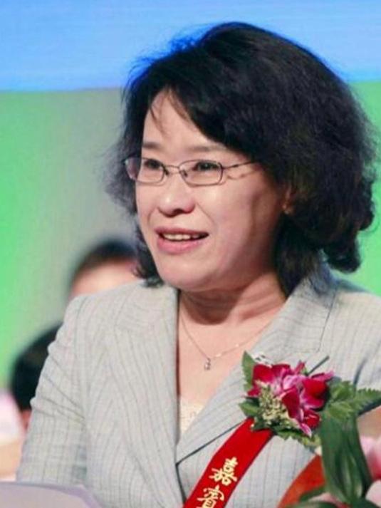 张海迪从镜子里上学到病房里翻译,把所有疼痛熬成一盏明亮的灯