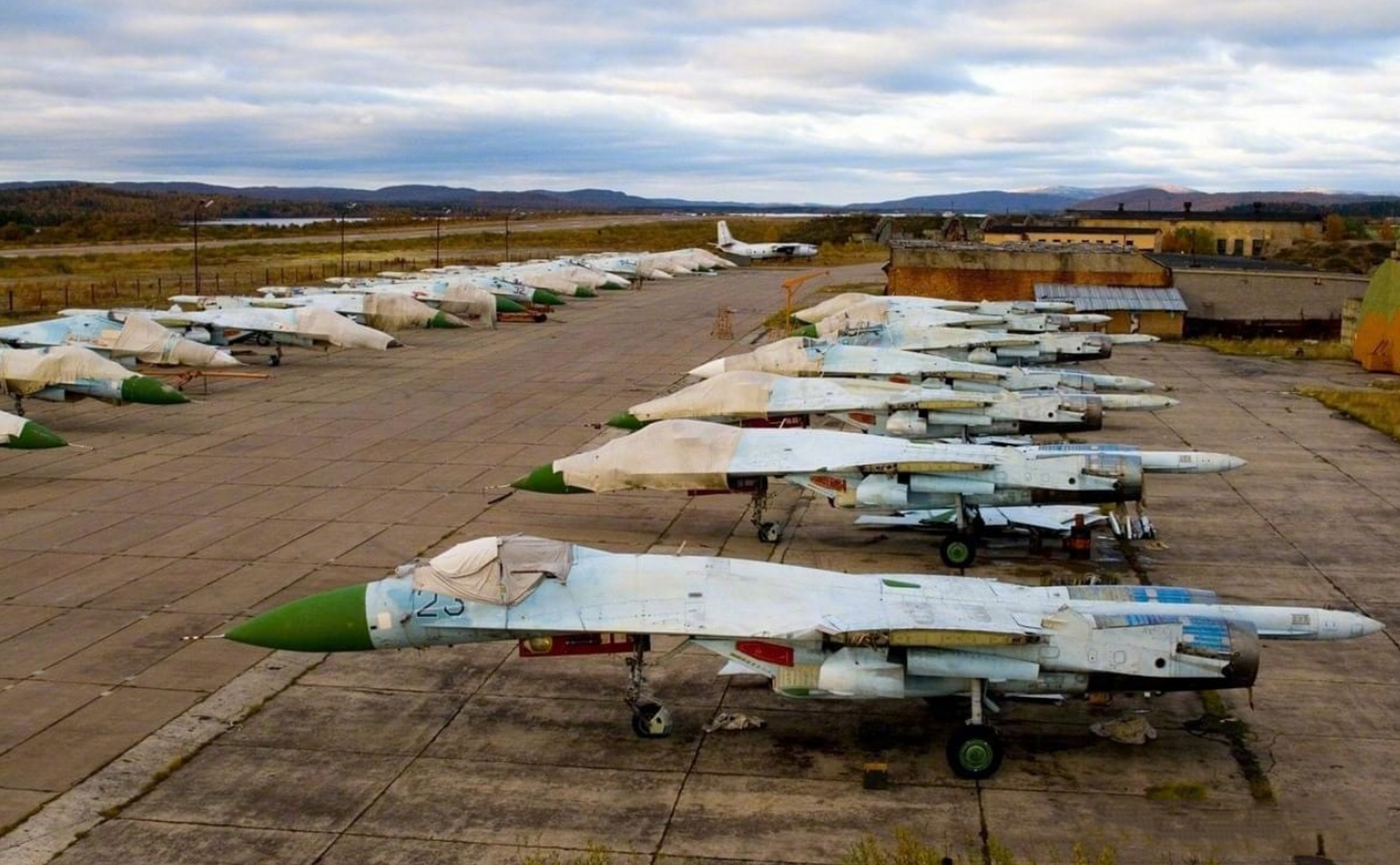 俄罗斯的一个废弃飞机机场,残缺不全的飞机就扔这里风吹雨淋,忽然发现