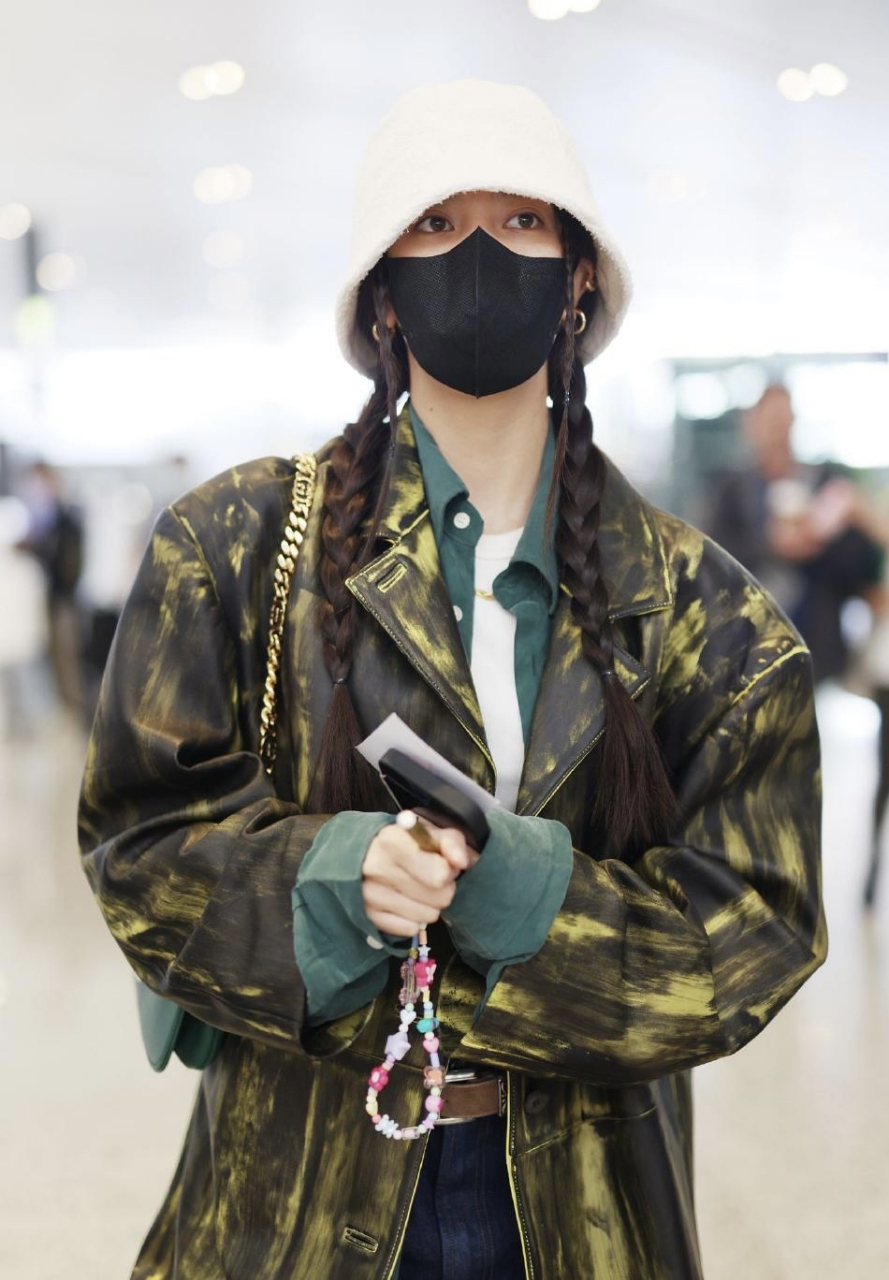 宋妍霏头戴白色渔夫帽,扎麻花辫,酷拽随性