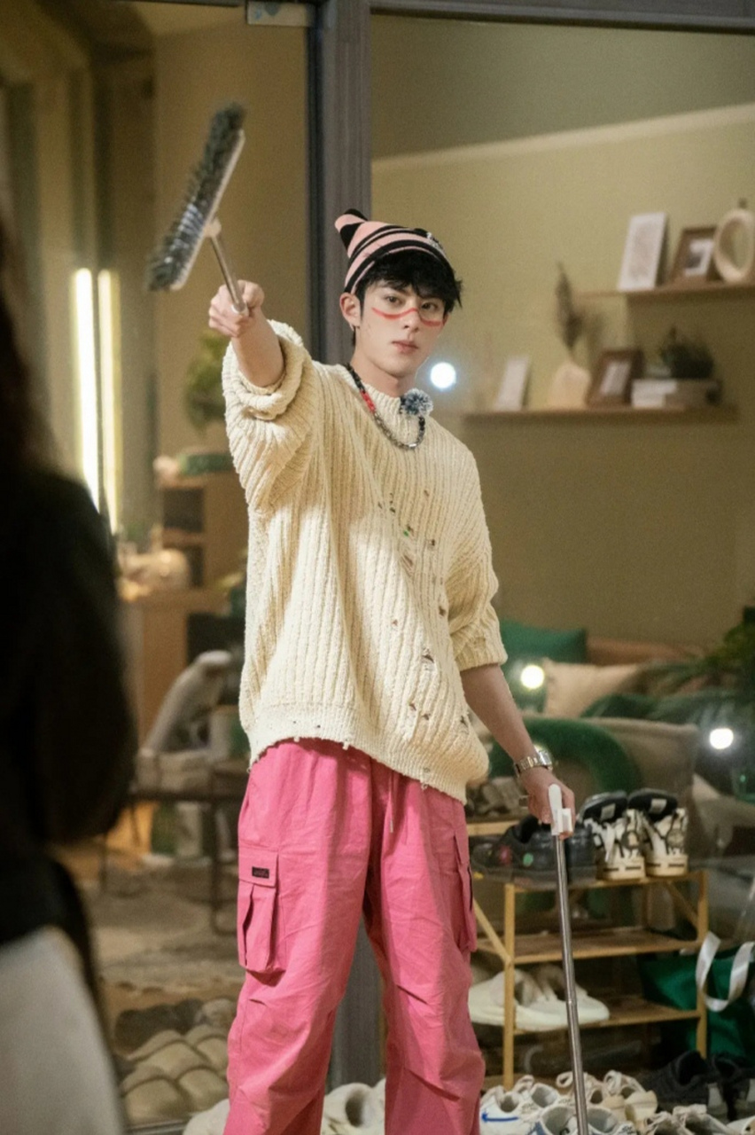 王鹤棣真的可以驾驭一切造型,粉色裤子 白衣服 小帽帽也可以这么可爱.