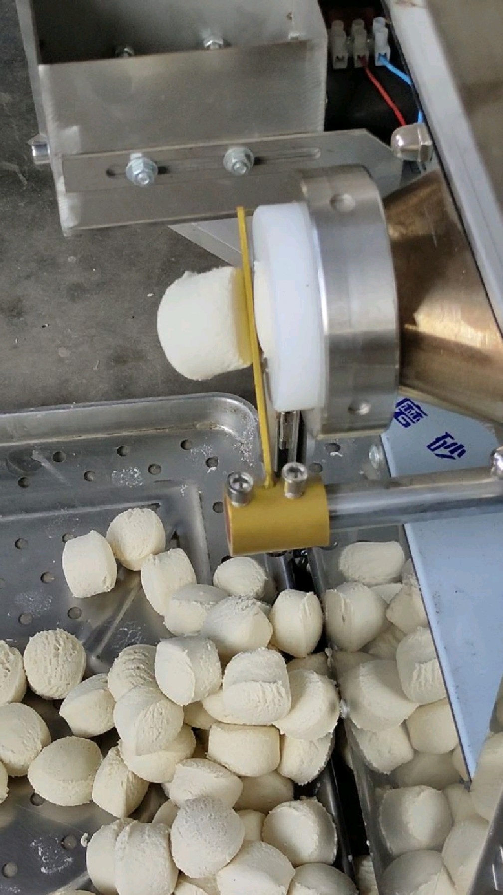 老板说发面剂子定量精准的很哦-度小视