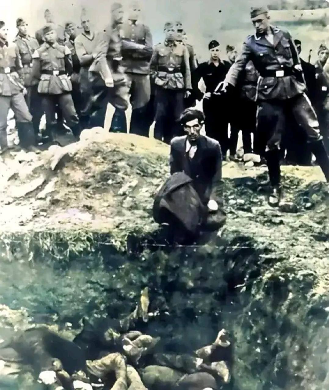 1941年9月,乌死嘉哪岵,德军集中枪杀犹太人时的一张照片.