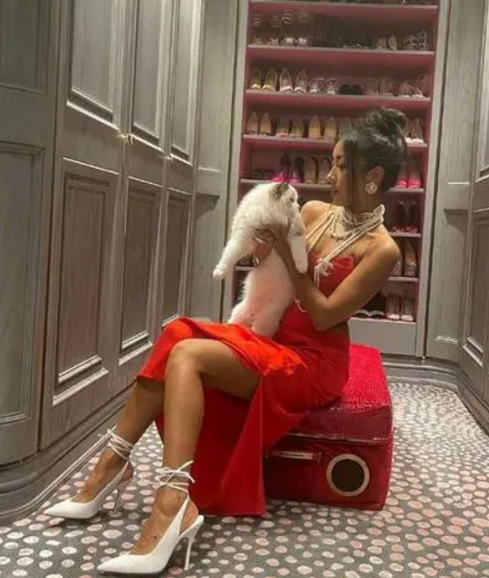 刘石坚:与吉克隽逸相恋6年,将其捧红后惨遭拒婚,如今怎样了