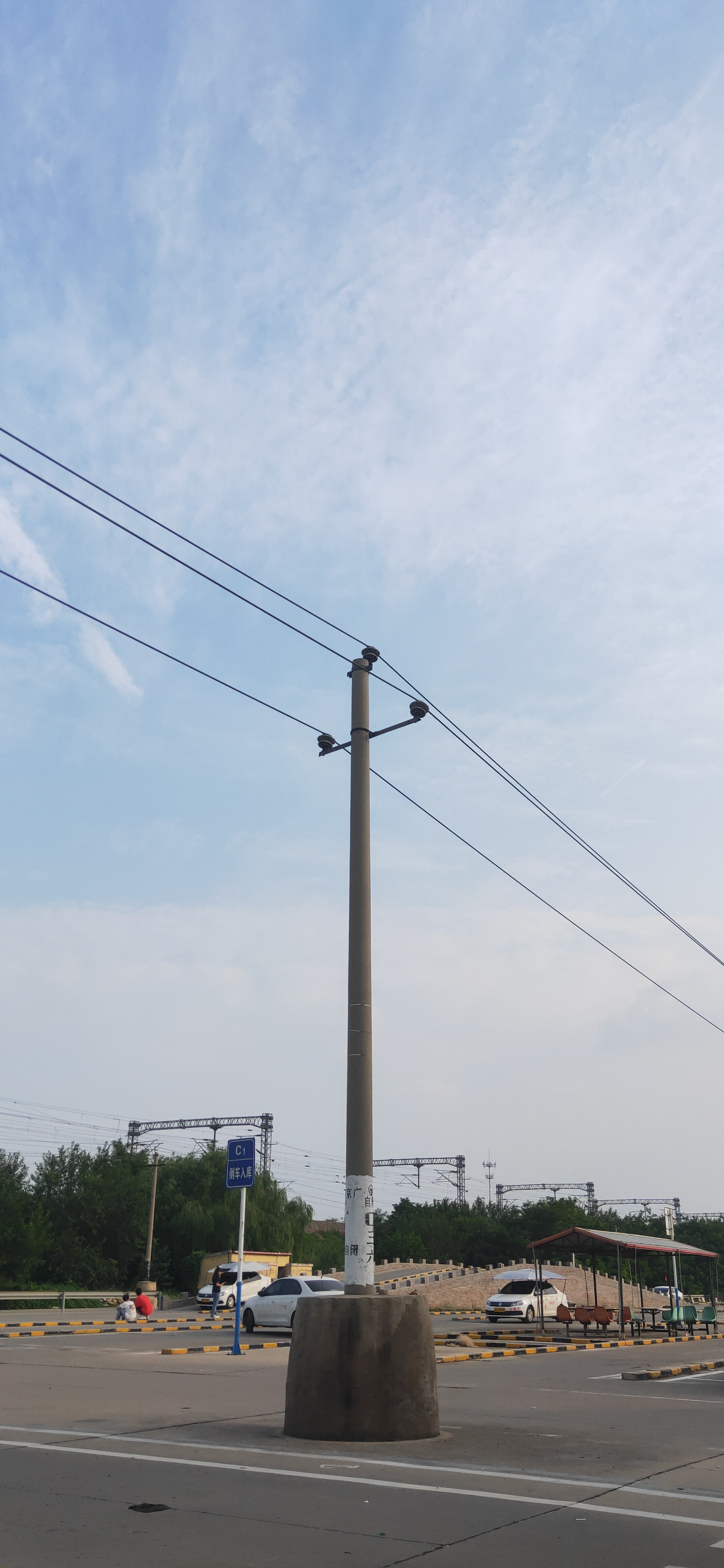 一般情况像图片这样的输电线路都是高压电路,如果发现电线杆上有4根线