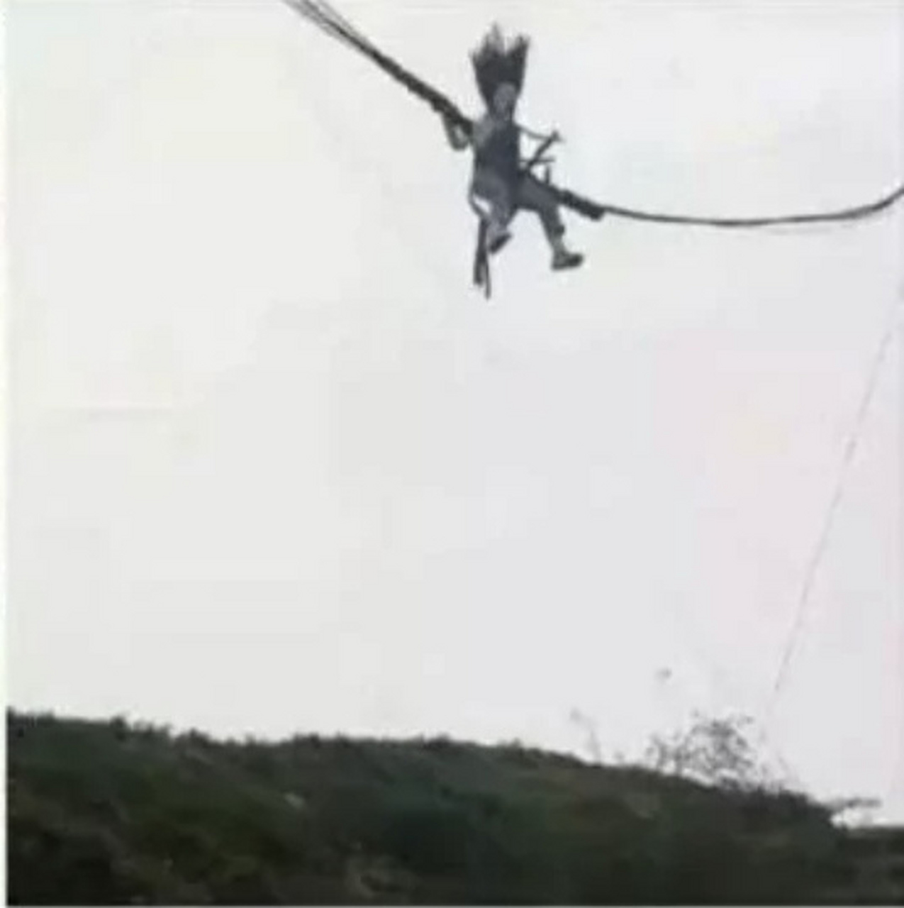 女朋友让我在她蹦极的时候抓拍几张照片,下来后头也不回的走了,我错了