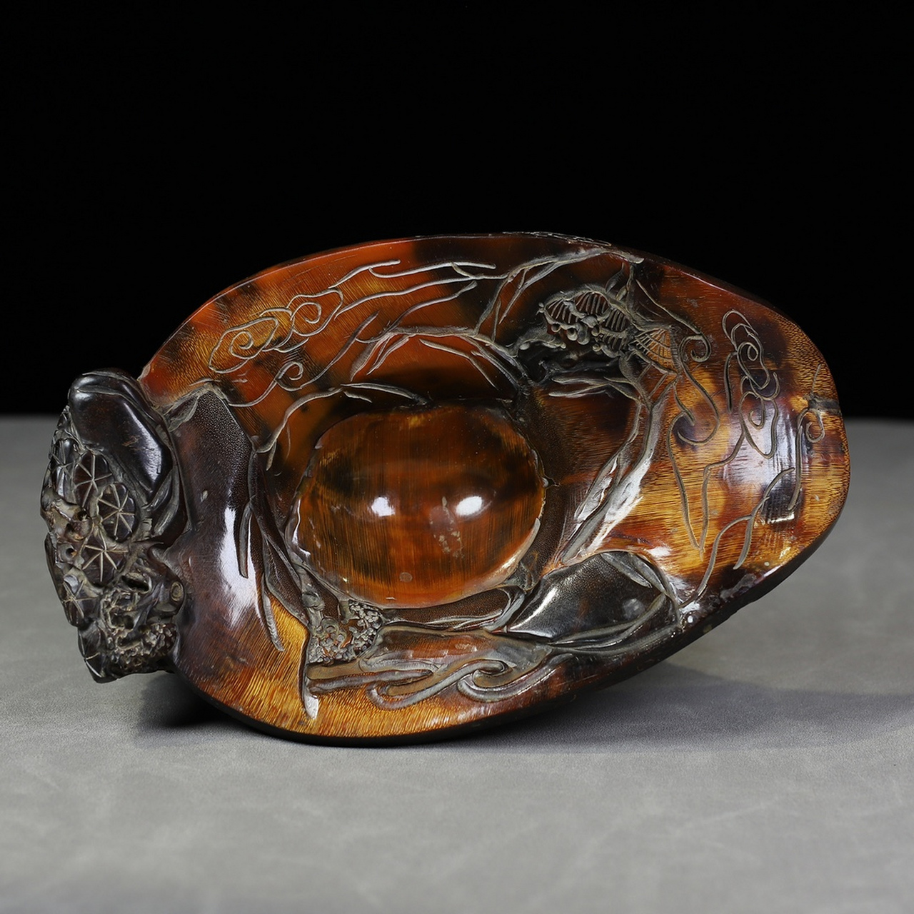 旧藏牛角山水人物酒杯摆件,长21厘米宽13厘米高15厘米,重801克