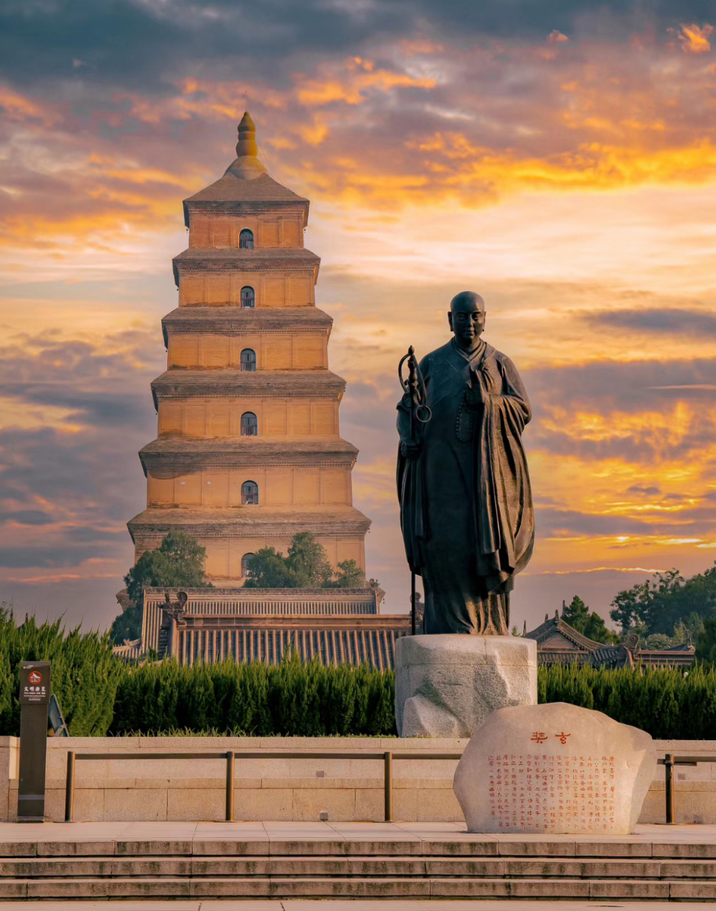 在大雁塔广场的东边,可以将大雁塔与玄奘的雕像放在同一个画面中,这