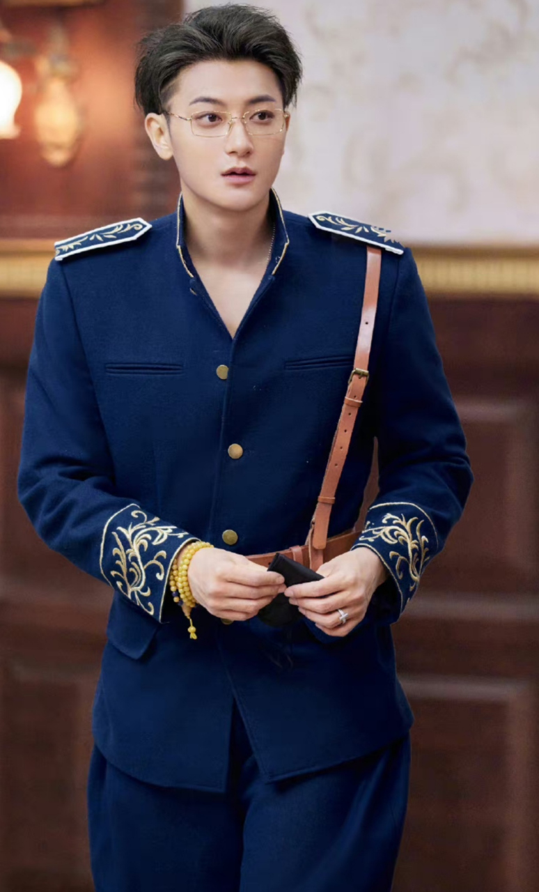 黄子韬录综艺状态不错,无名指已经戴上戒指了,是准备慢慢承认徐艺洋吗