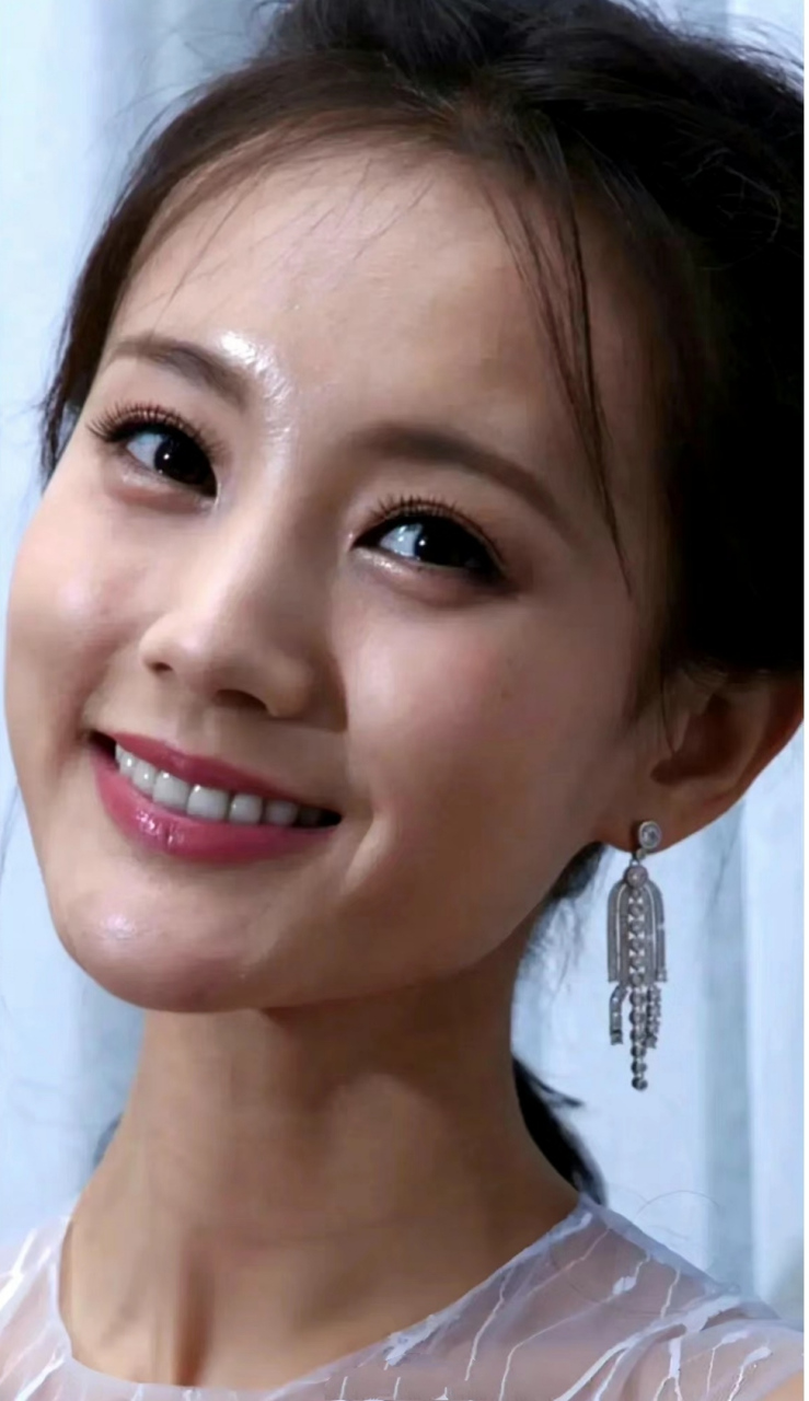 李一桐生图太好看了,32岁的状态像是20几岁,这骨相挺完美,基本挑不出