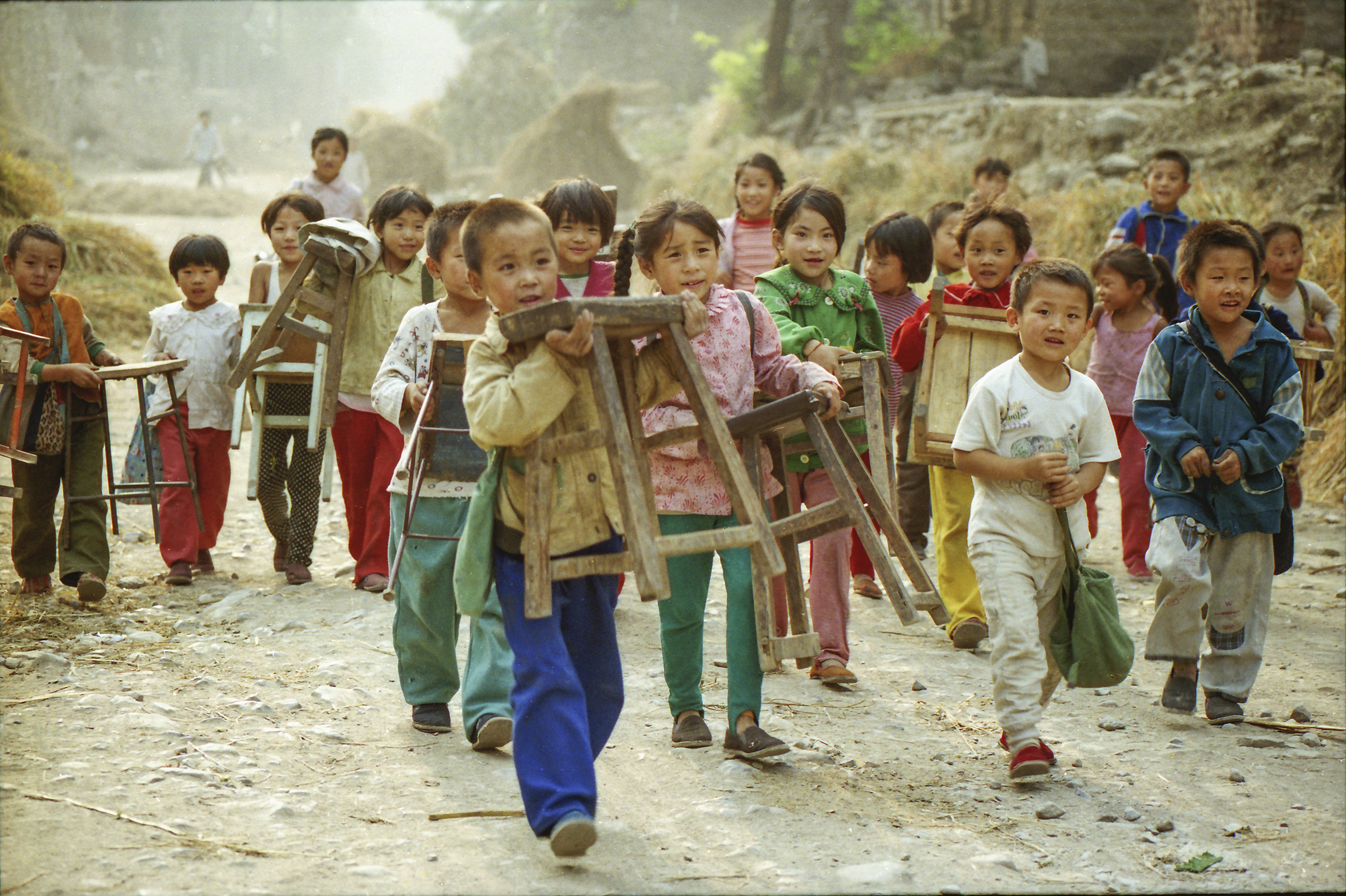 照片90年代农村老照片乡土社会农村孩子合影小时候农村很多孩子的图片