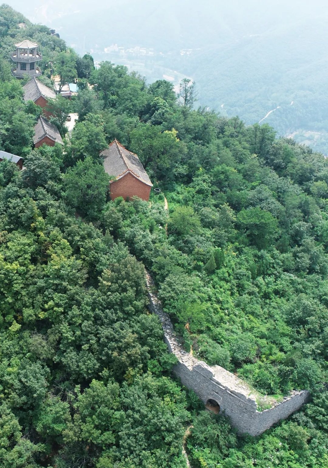 在河南省荥阳市环翠峪景区内藏着一处保存完整的石寨堡,传说有龙曾