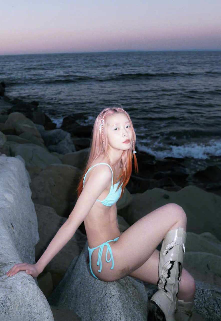 徐娇# 海边比基尼大片,纤瘦高挑的身材,性感妖娆的小蛮腰,风情万种