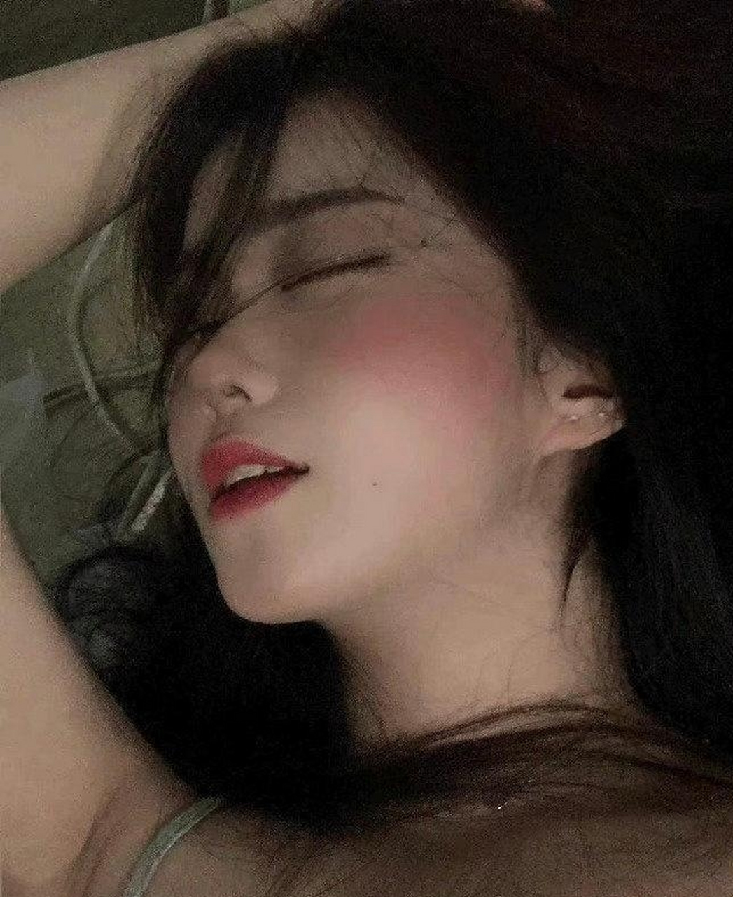 女朋友突然身体发烫,面泛红晕,她这是怎么了? 要不要打120急救哟?