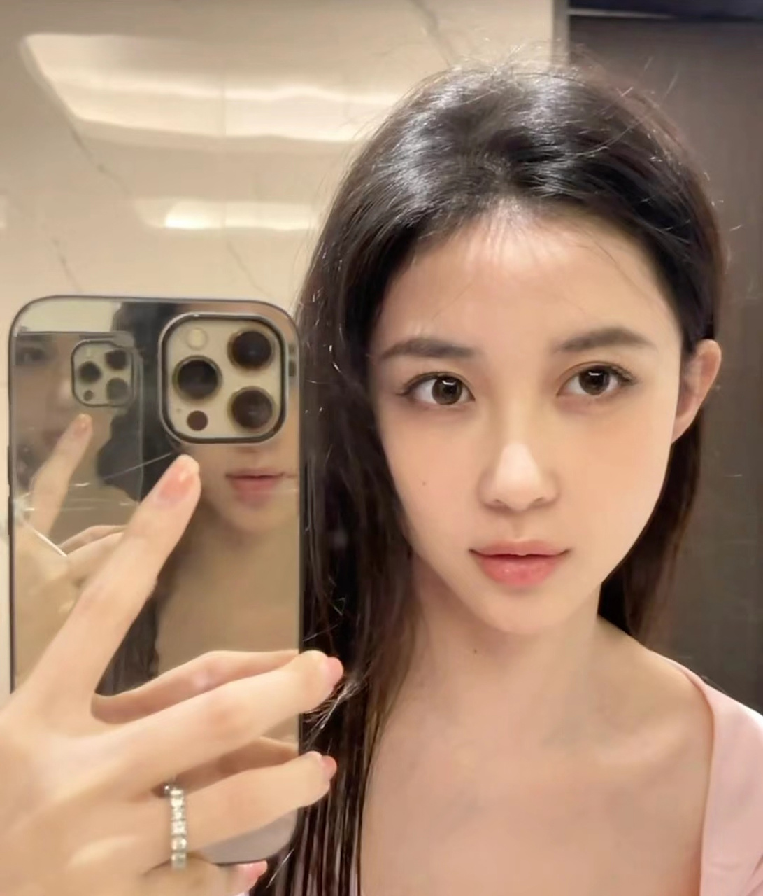 潘玮柏老婆晒对镜自拍,宣云参加完何超莲婚礼回来变憔悴了,气色没有之