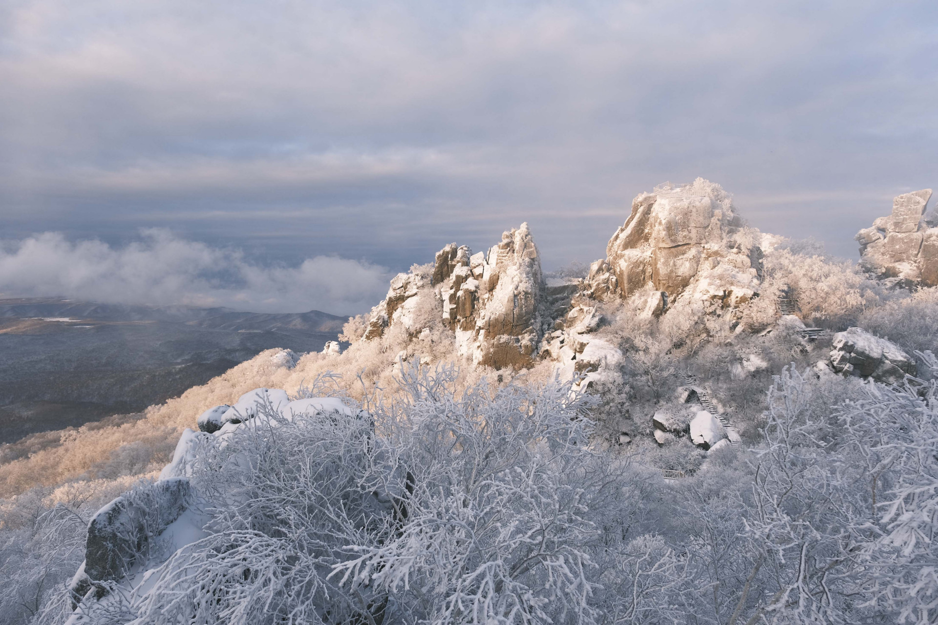 七星峰俗称"七星砬子",位于黑龙江省集贤县和桦南县交界处,海拔852米