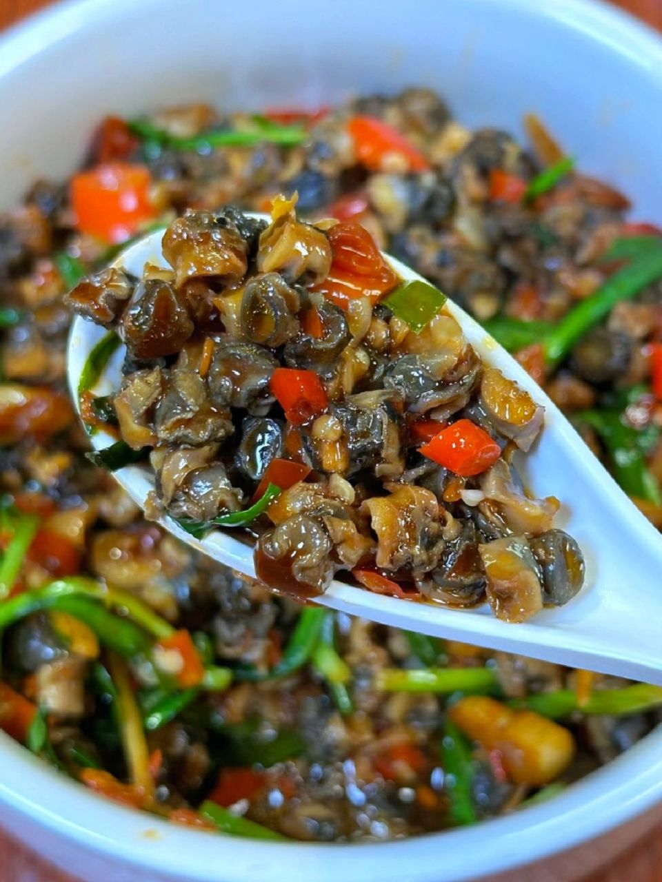 能干掉几碗饭的香辣爆炒螺蛳肉|||今天分享一道时令小炒,韭香香辣螺蛳