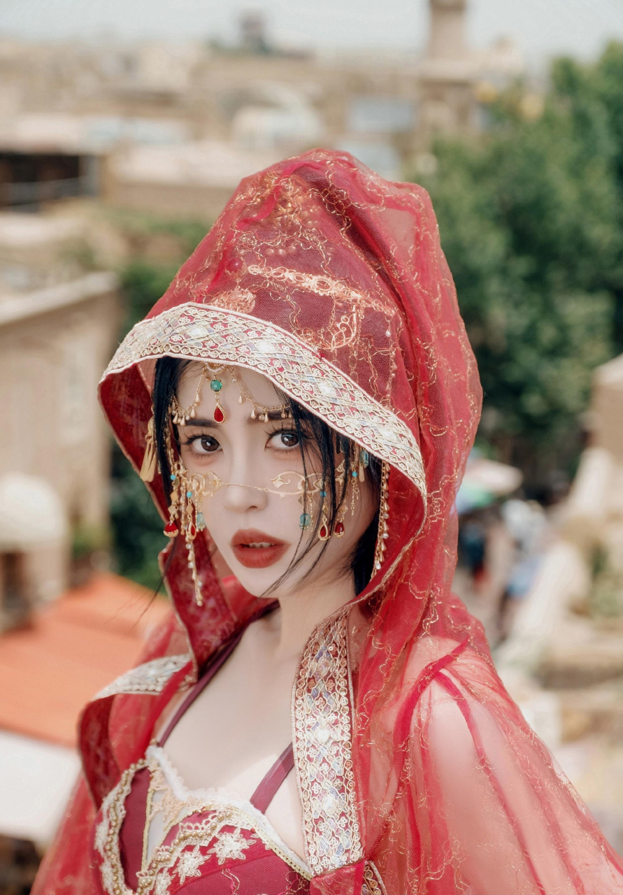 前中国女足门将赵丽娜化身西域美人,拍摄了一组西域风情的红裳写真