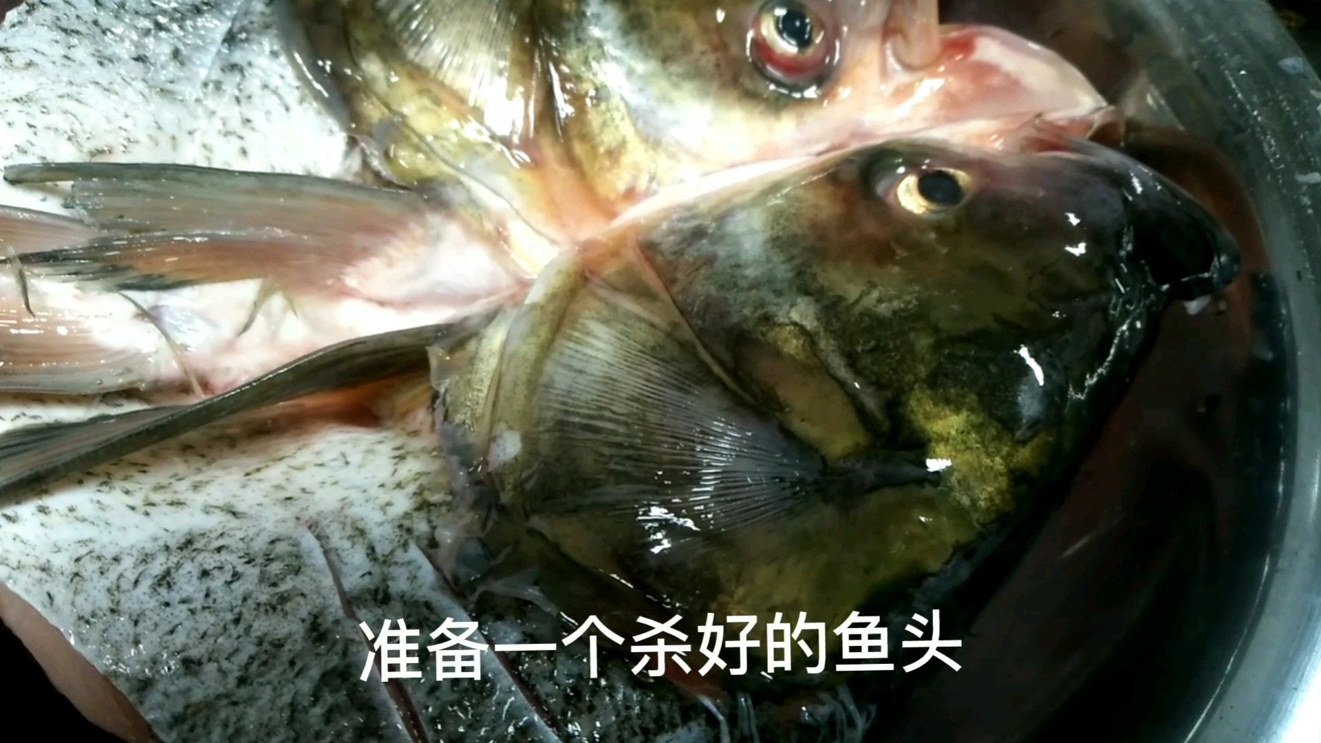 鱼头别再煮汤了,这样做香味浓郁入味,汤汁都可以吃几碗饭